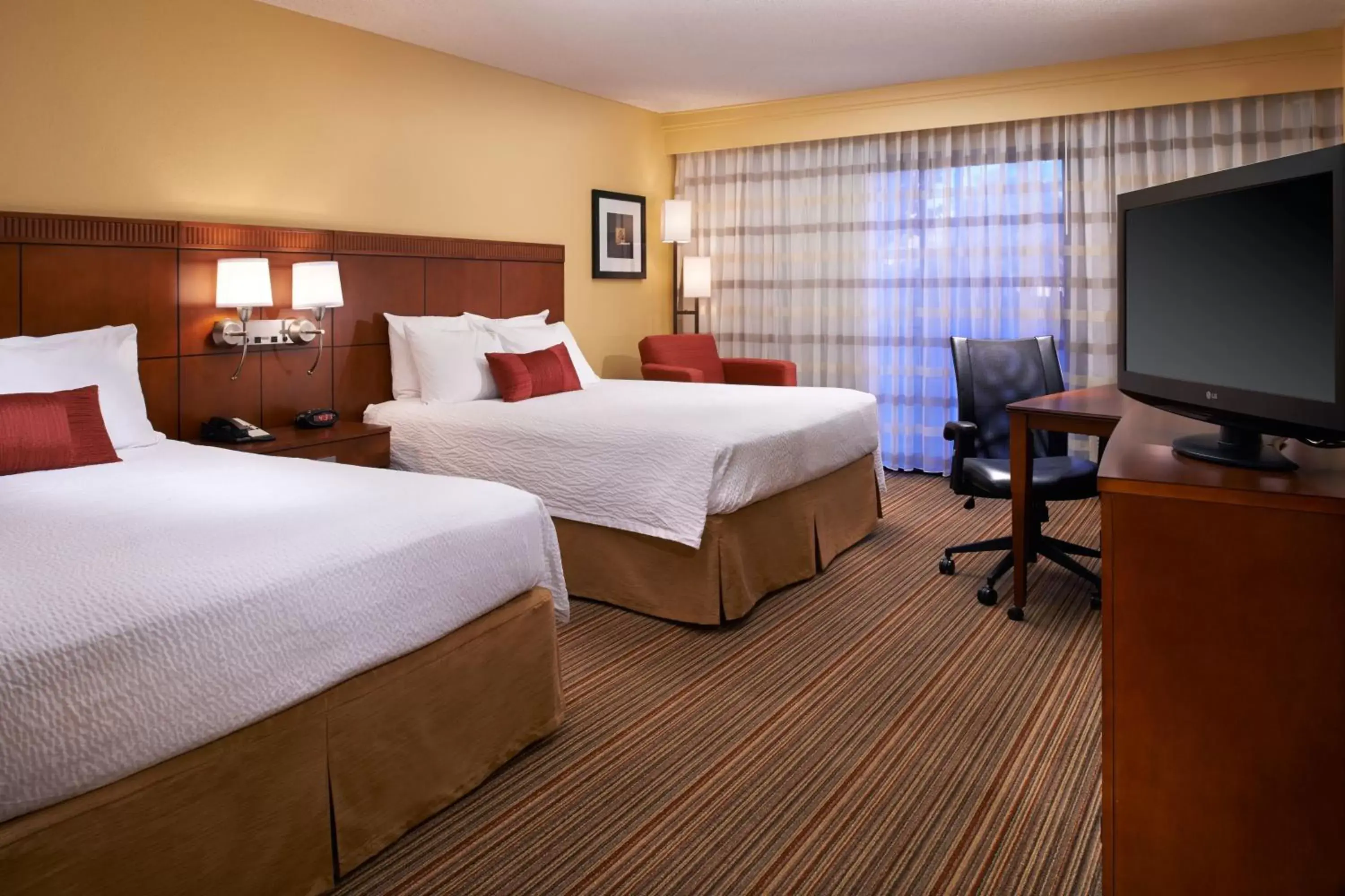 Photo of the whole room, Bed in Courtyard by Marriott Louisville East