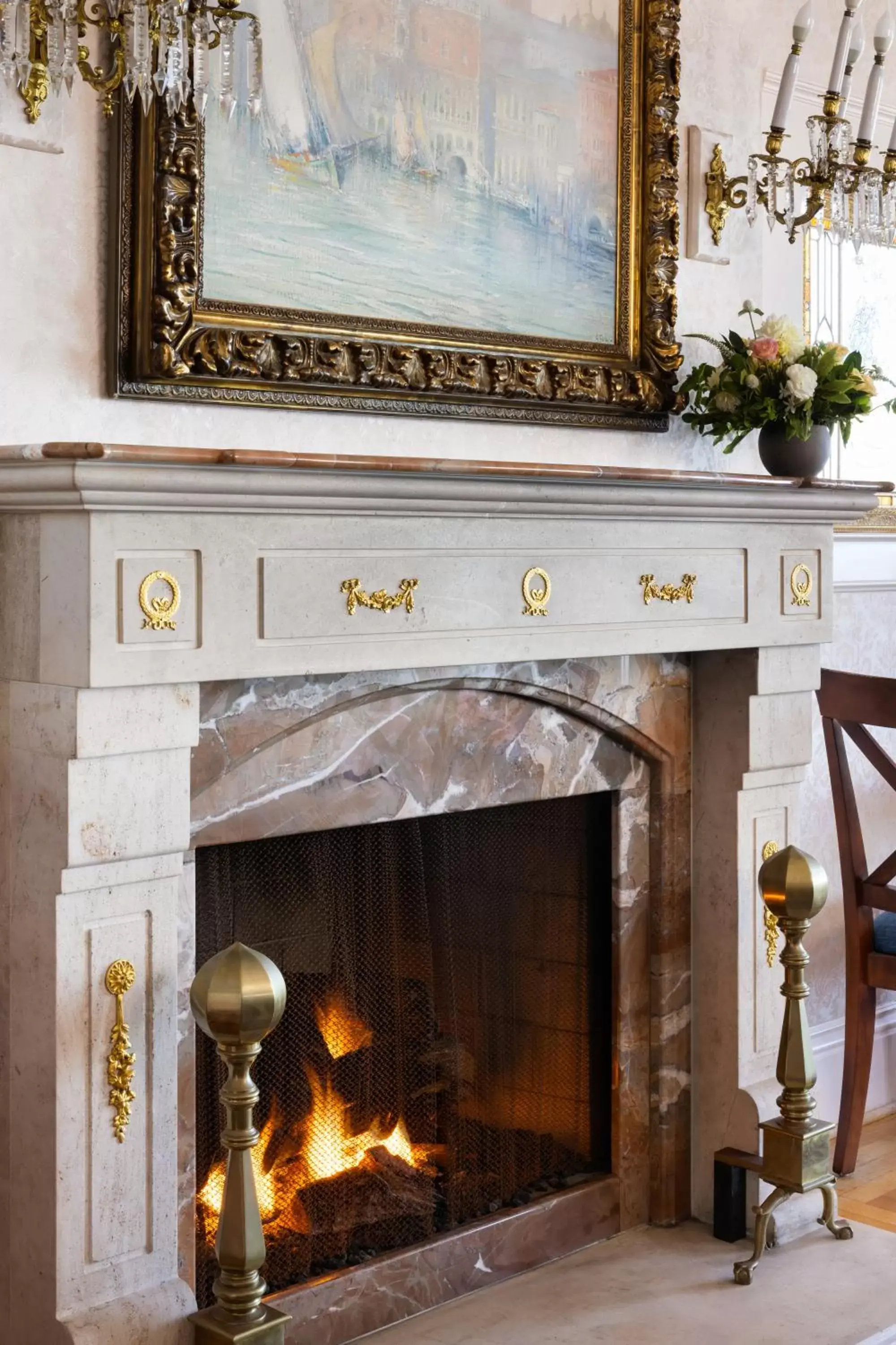 Dining area, TV/Entertainment Center in Seven Gables Inn on Monterey Bay, A Kirkwood Collection Hotel