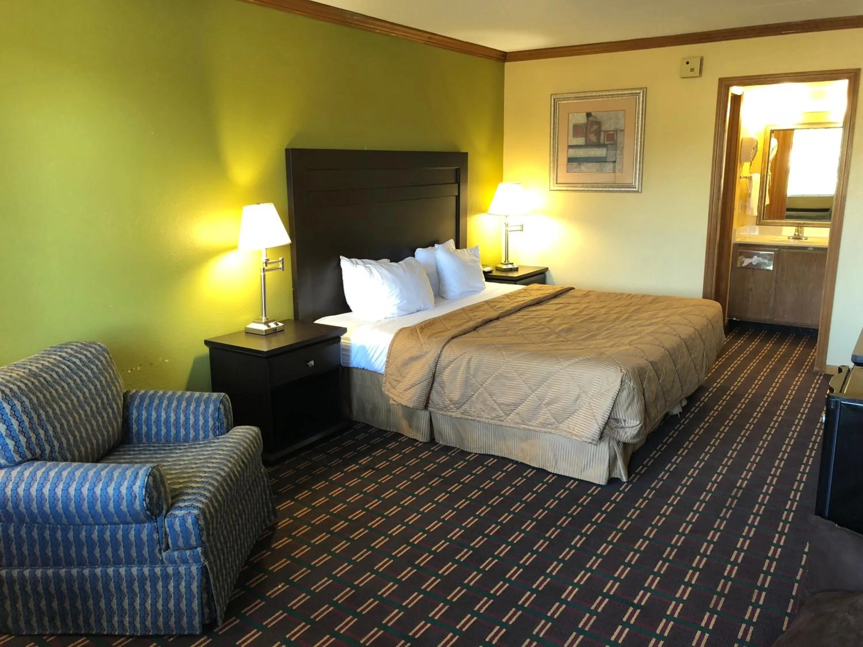 Bed in Americas Best Value Inn Maumee/Toledo