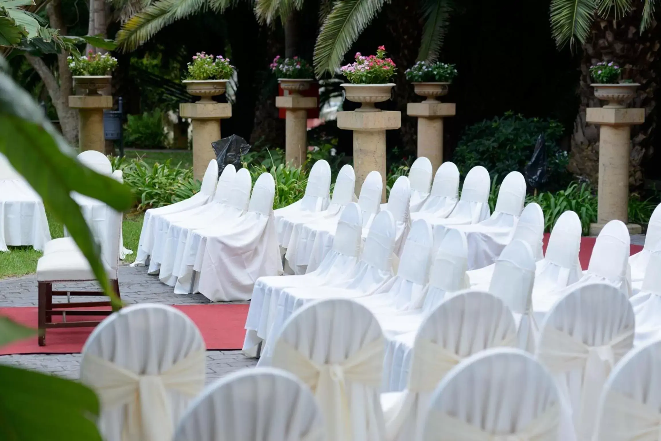 Garden, Banquet Facilities in Hotel Escuela Santa Brígida