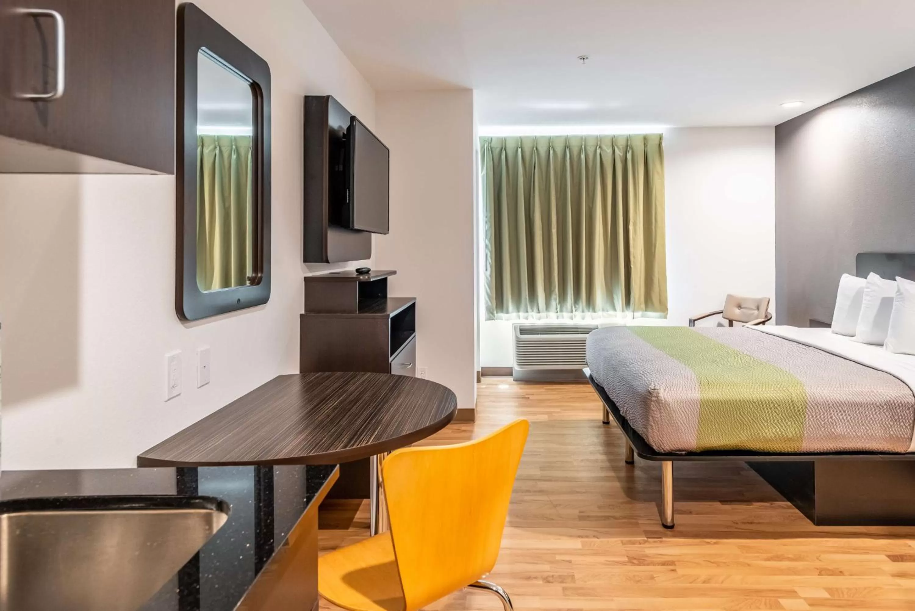 TV and multimedia, Bed in Studio 6 Lake Charles