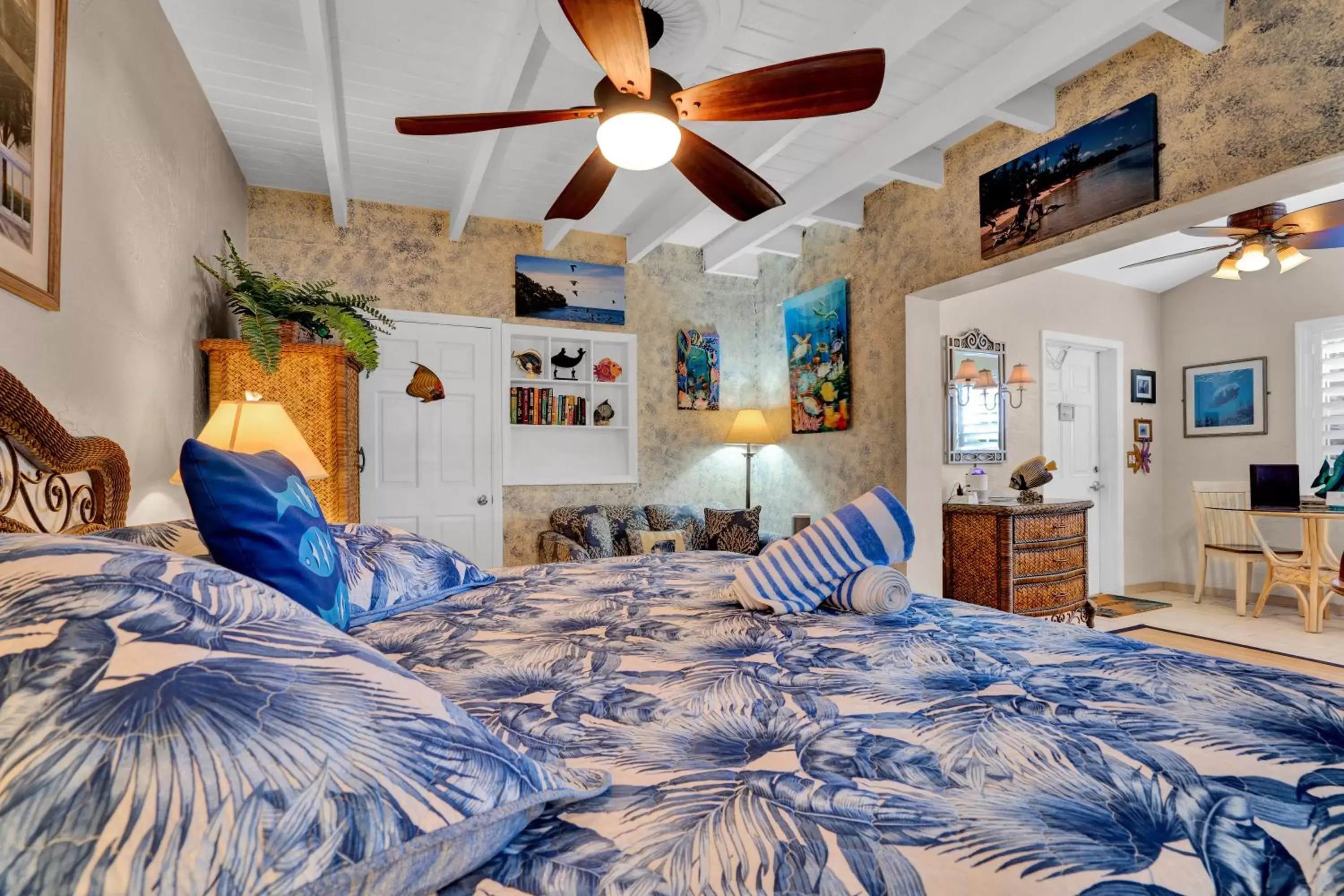 Bedroom, Bed in Island Bay Resort