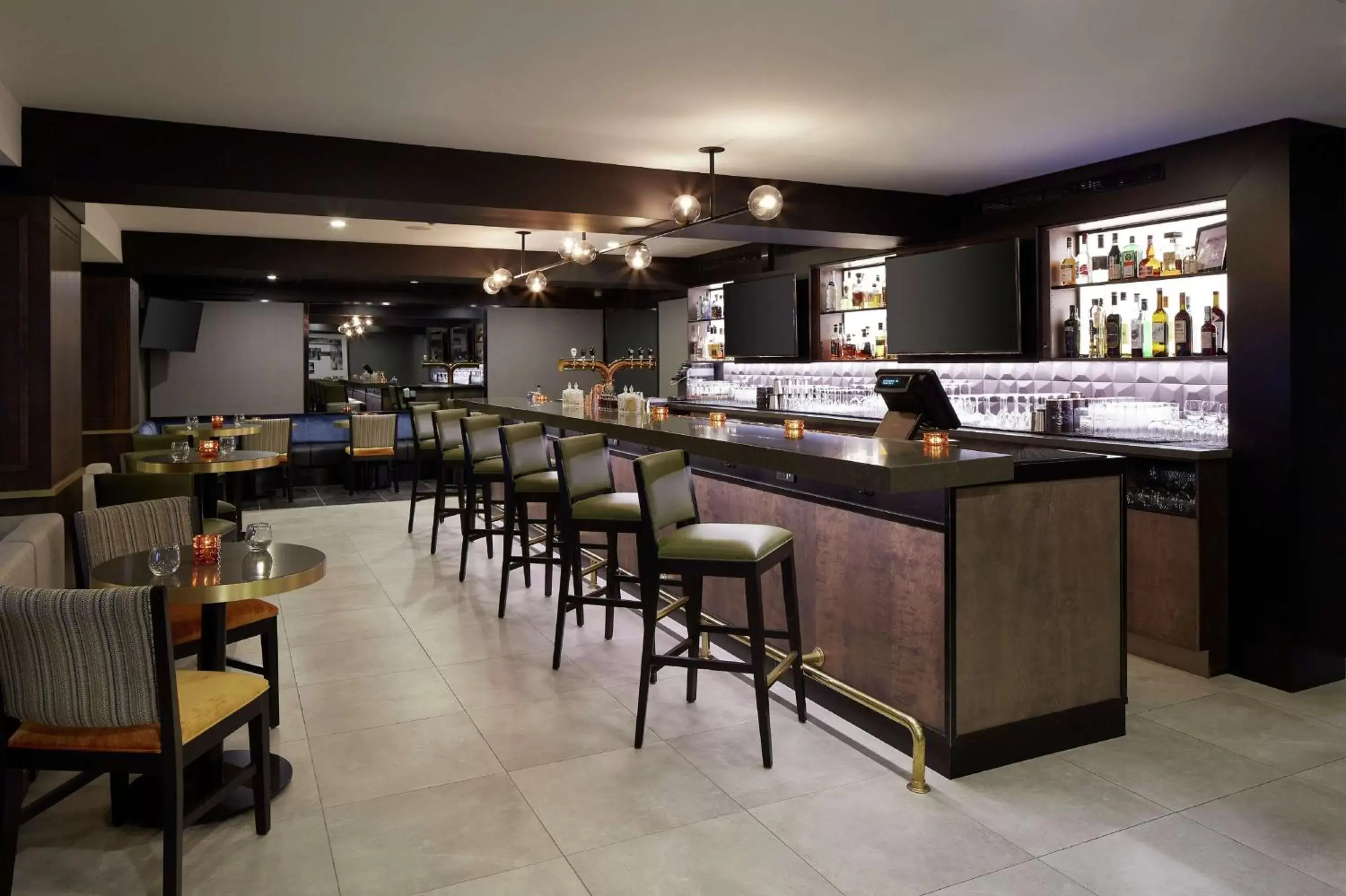 Lounge or bar, Lounge/Bar in Doubletree By Hilton Montreal Airport