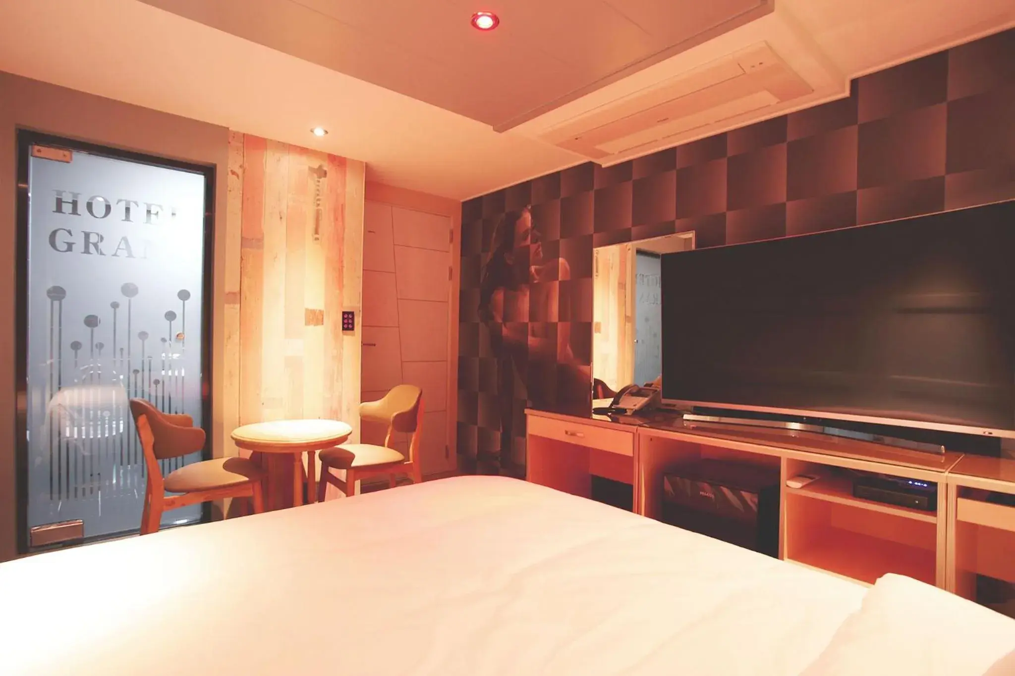 Photo of the whole room, TV/Entertainment Center in Goodstay Grand Motel Chuncheon