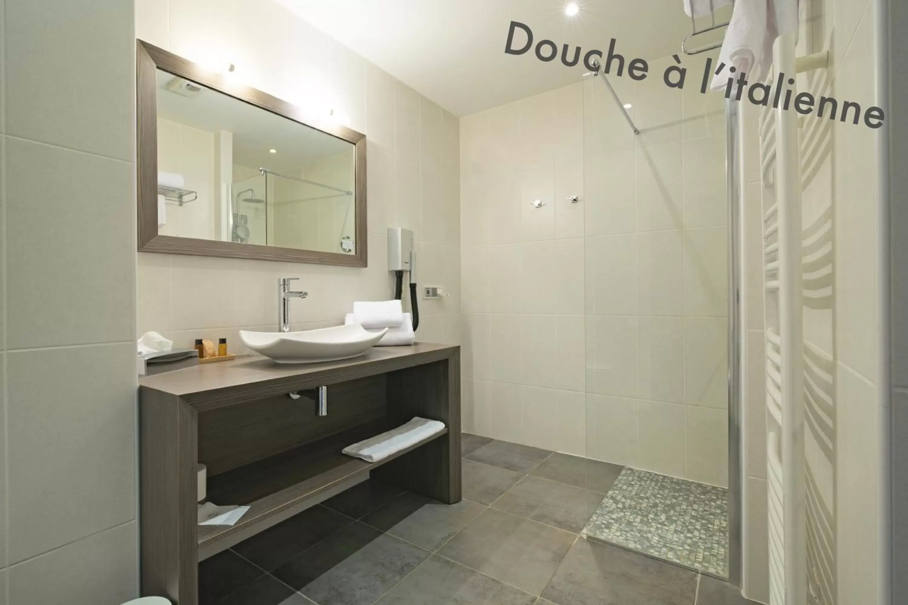 Shower, Bathroom in Les Suites - Konine 4 - Hotel & Bar & Restaurant