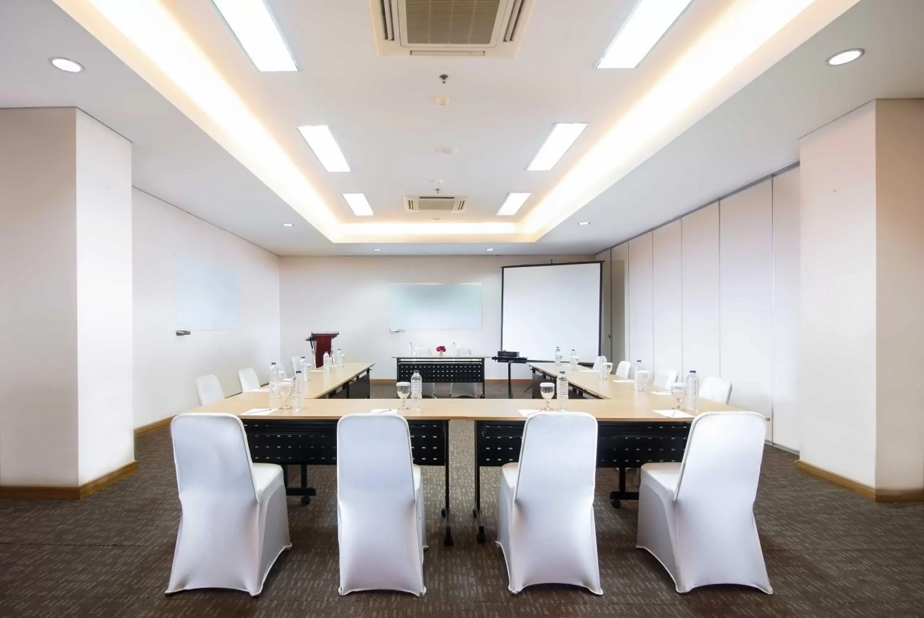 Meeting/conference room in Hotel 88 - Mangga Besar VIII Jakarta By WH