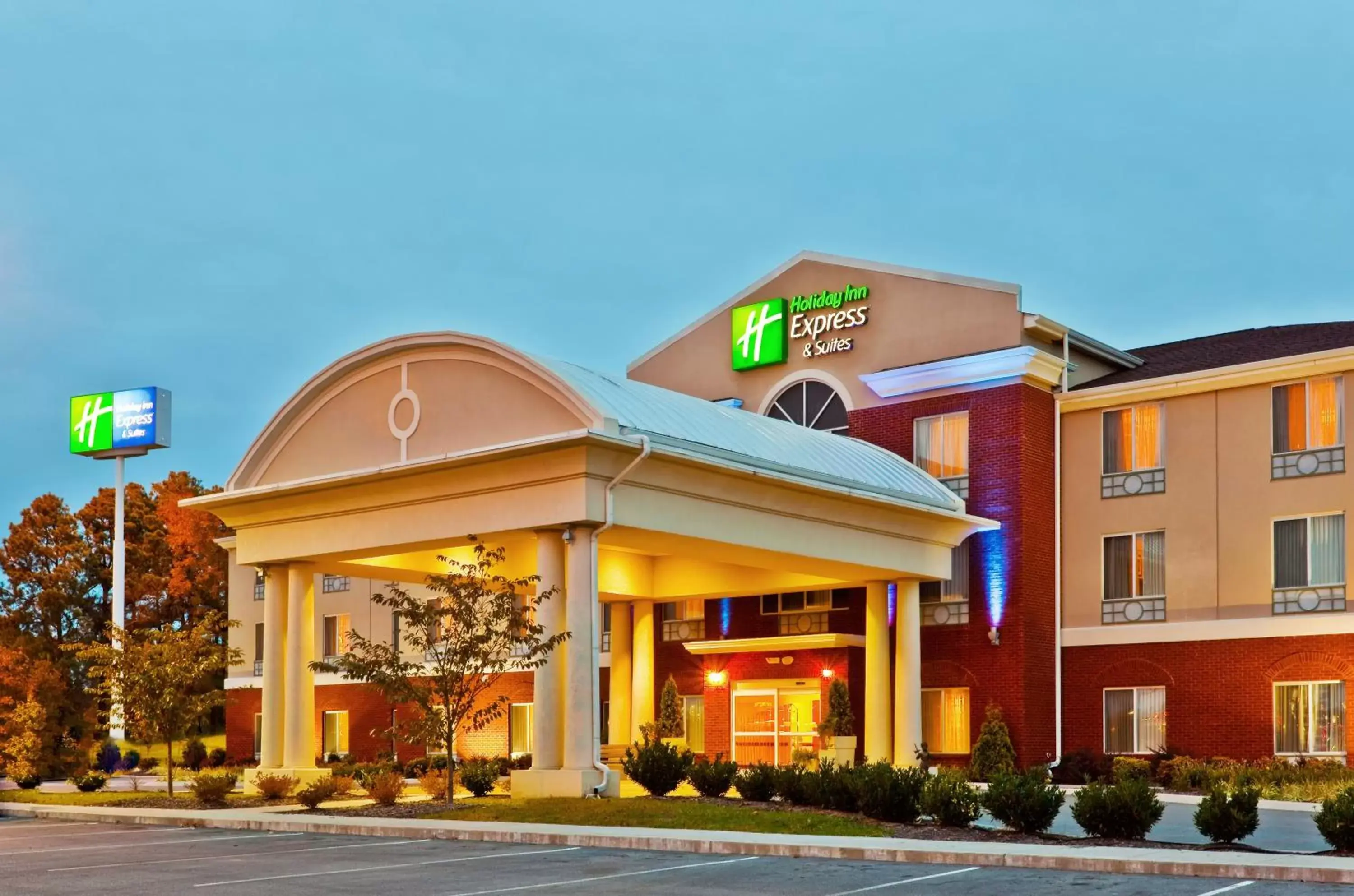 Property Building in Holiday Inn Express Hotel & Suites Dickson, an IHG Hotel