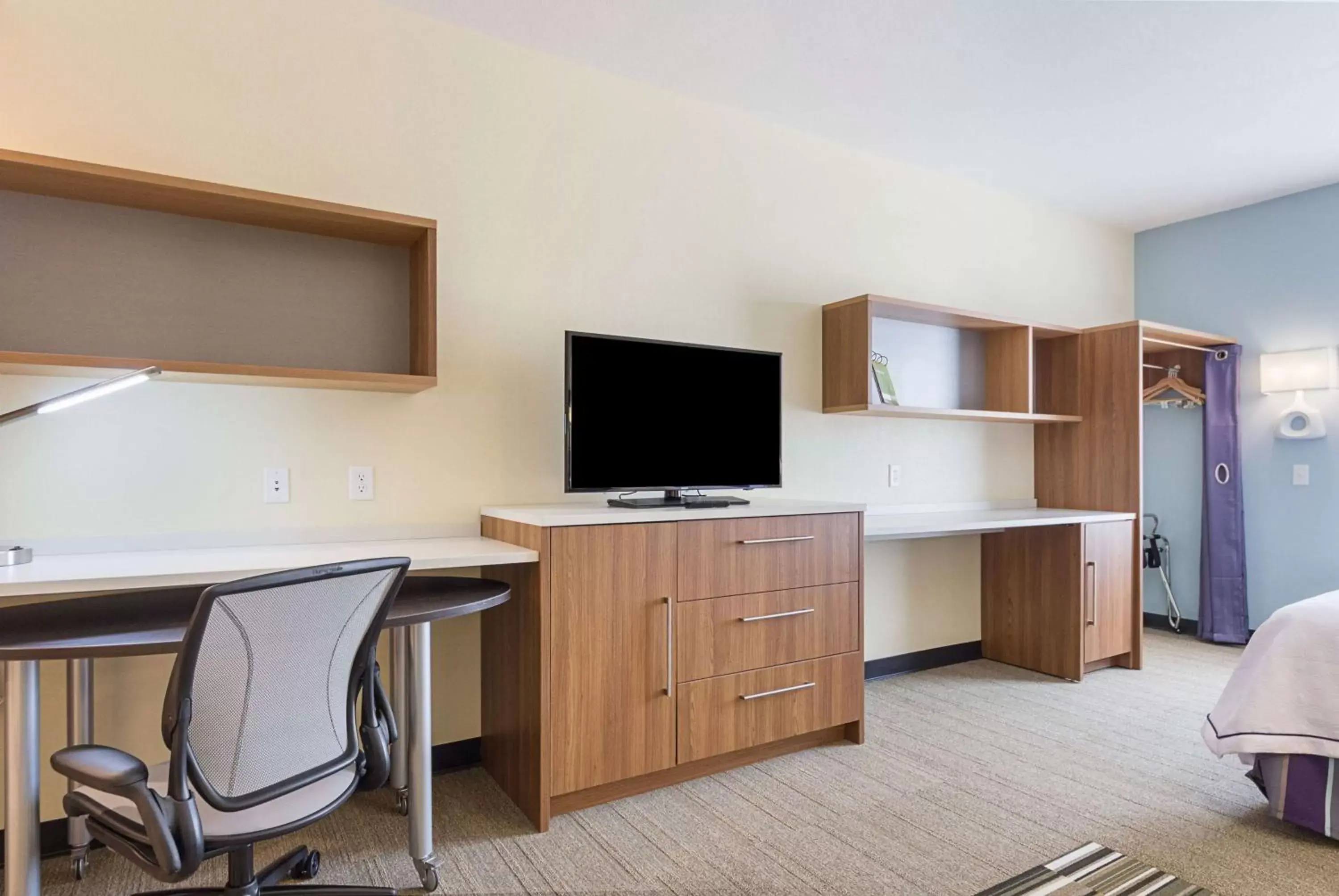 Bedroom, TV/Entertainment Center in Home2 Suites By Hilton Oklahoma City Yukon