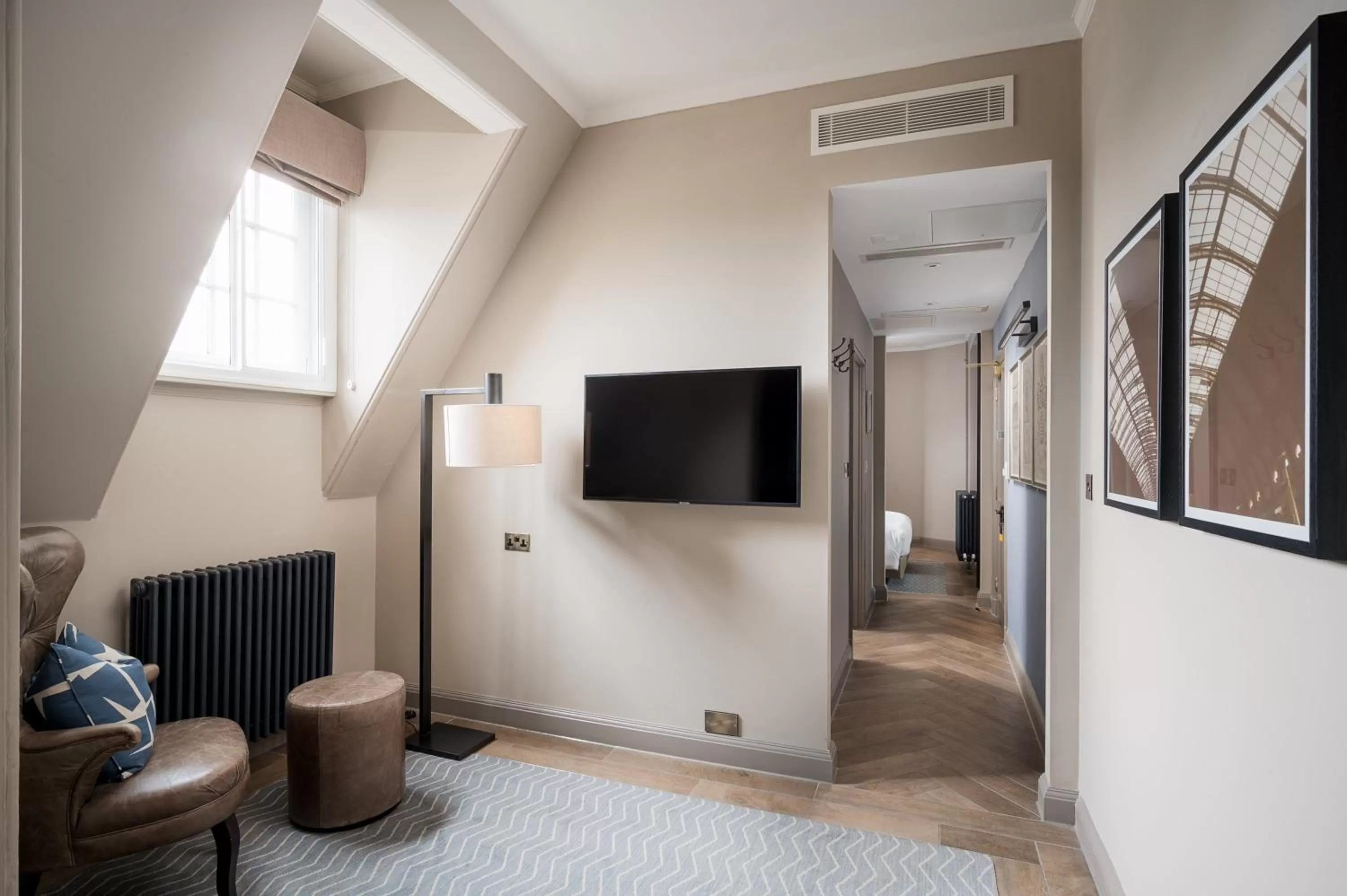 Photo of the whole room in voco Grand Central Glasgow by IHG