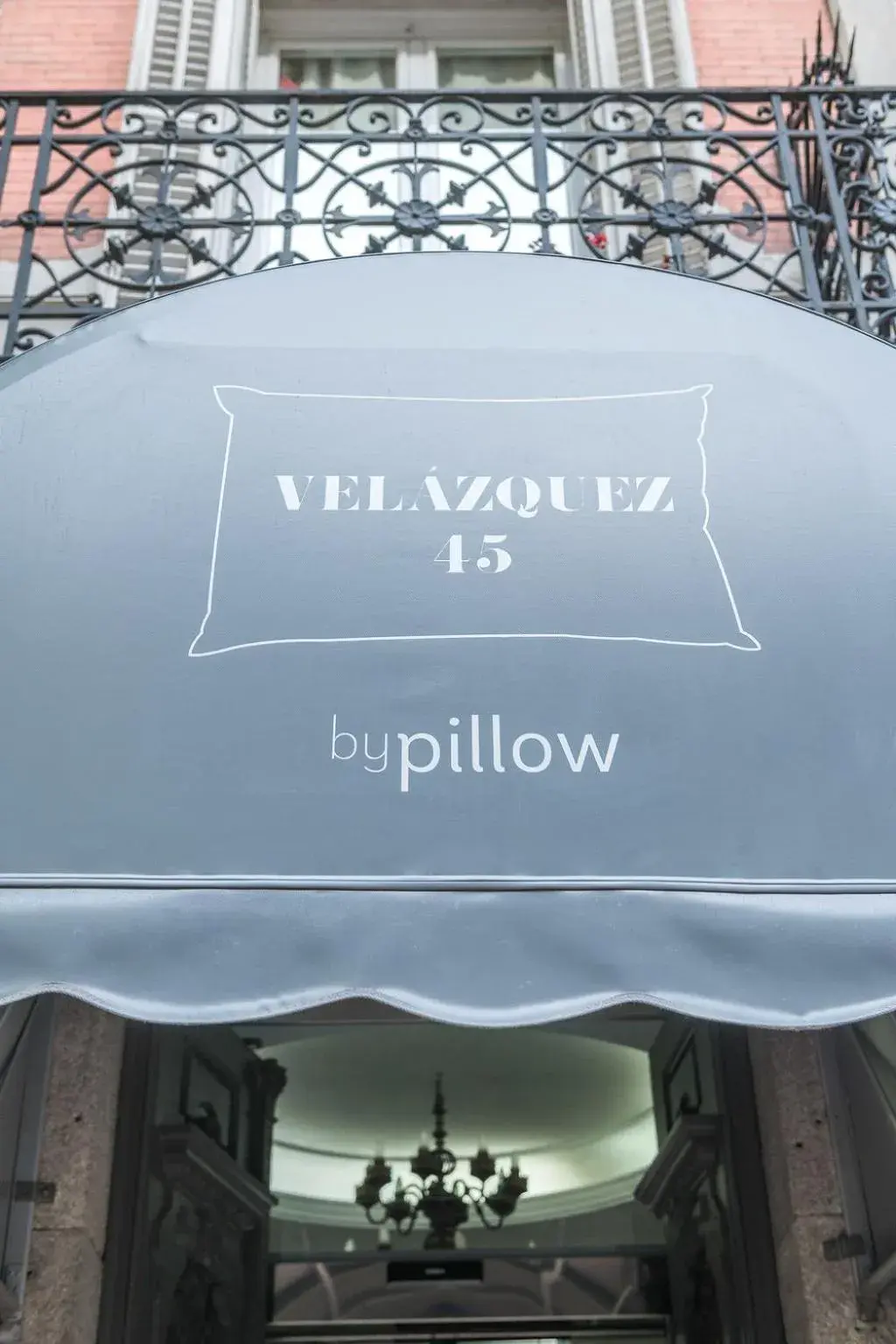 Property building in BYPILLOW Velázquez 45