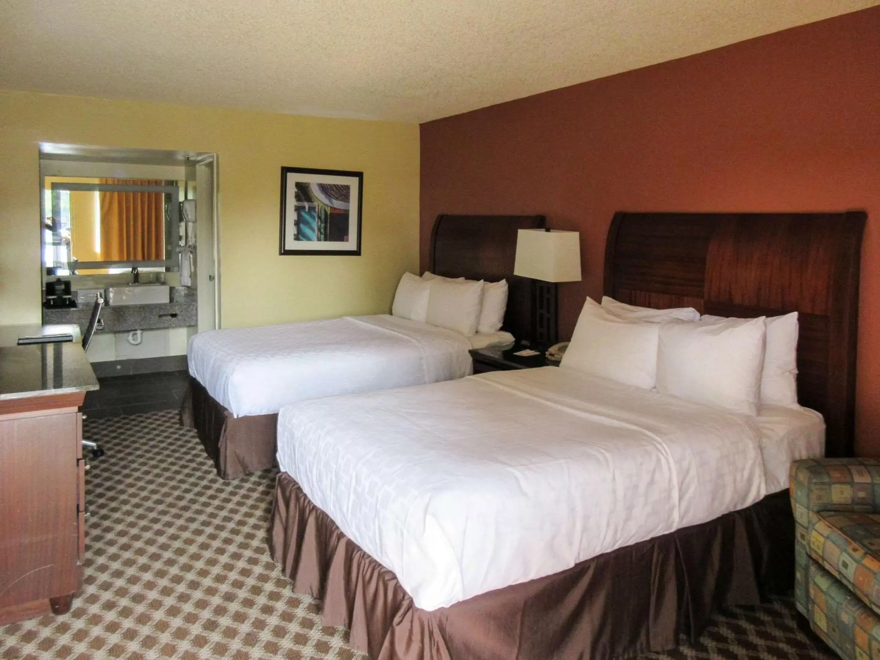 Photo of the whole room, Bed in Clarion Inn Fort Collins