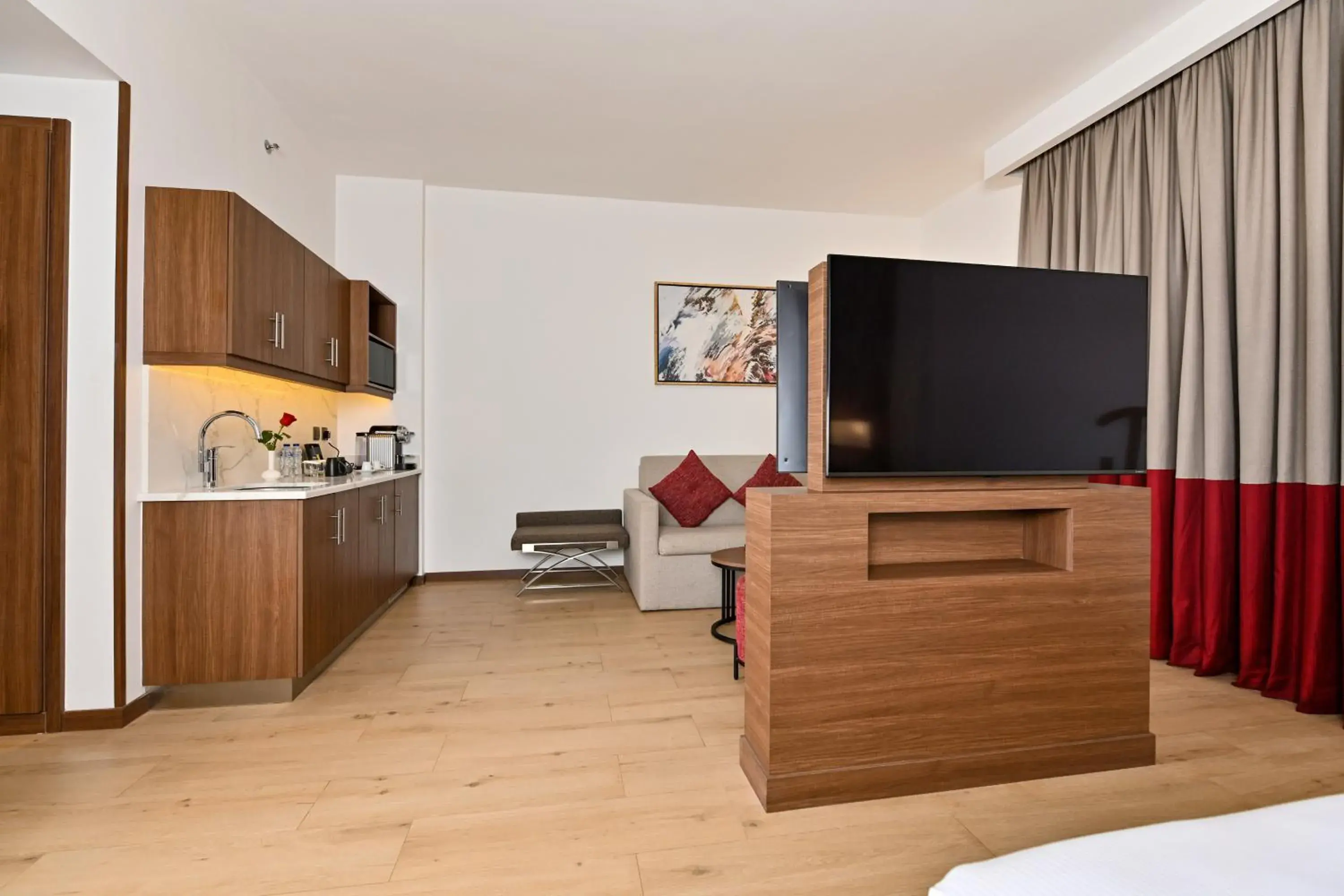 Bedroom, Kitchen/Kitchenette in Comfort Hotel Jeddah King Road