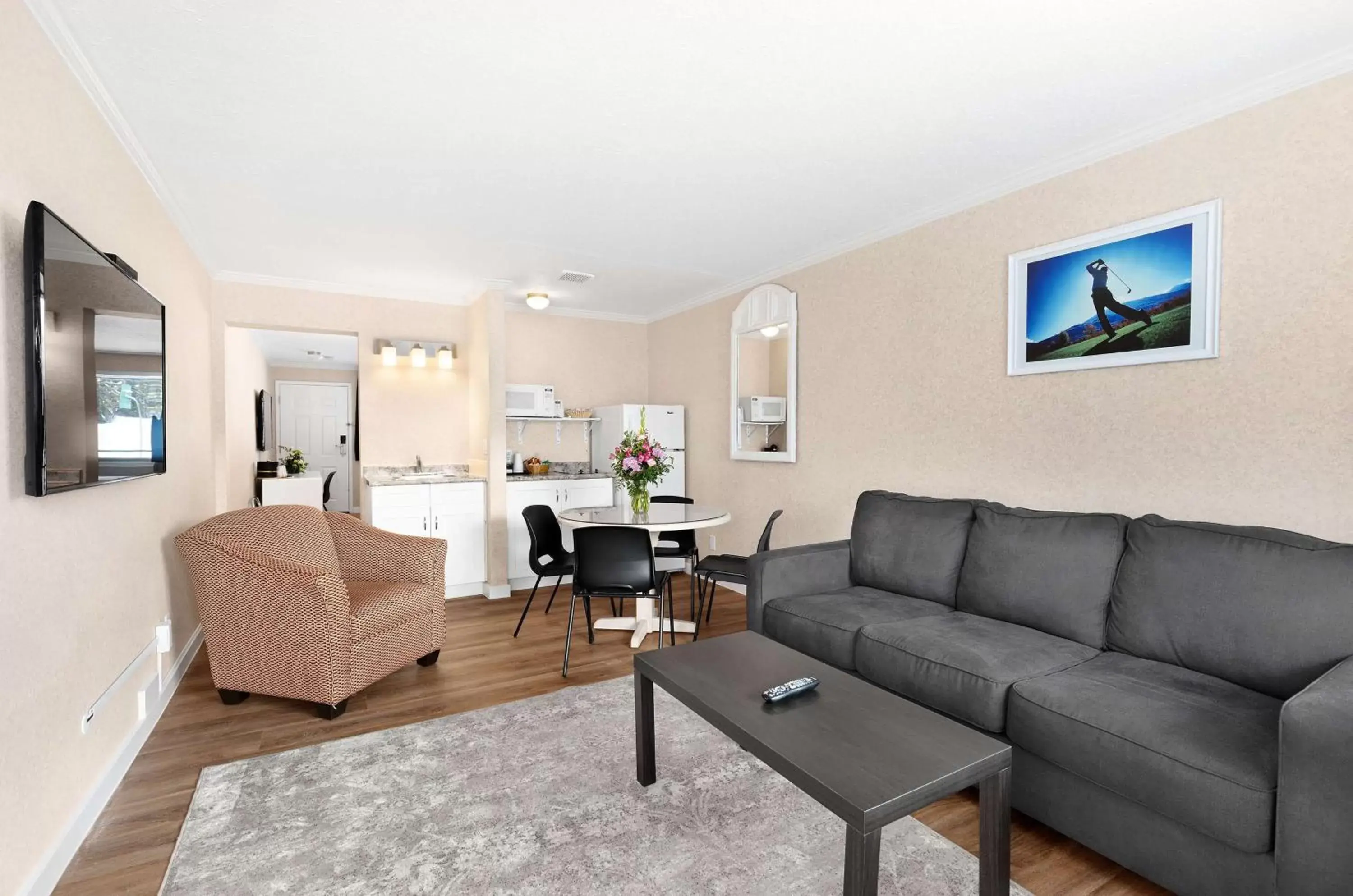 Photo of the whole room, Seating Area in SureStay Hotel by Best Western Rossland Red Mountain