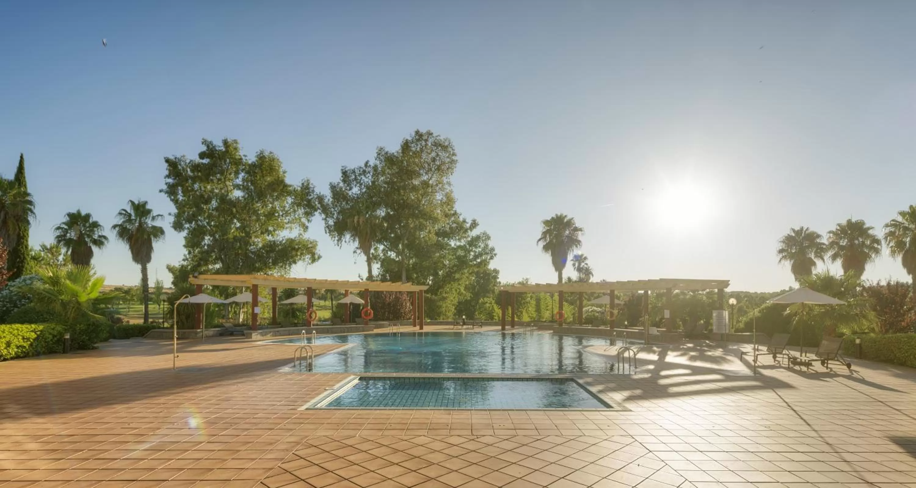 Swimming pool in Ilunion Golf Badajoz