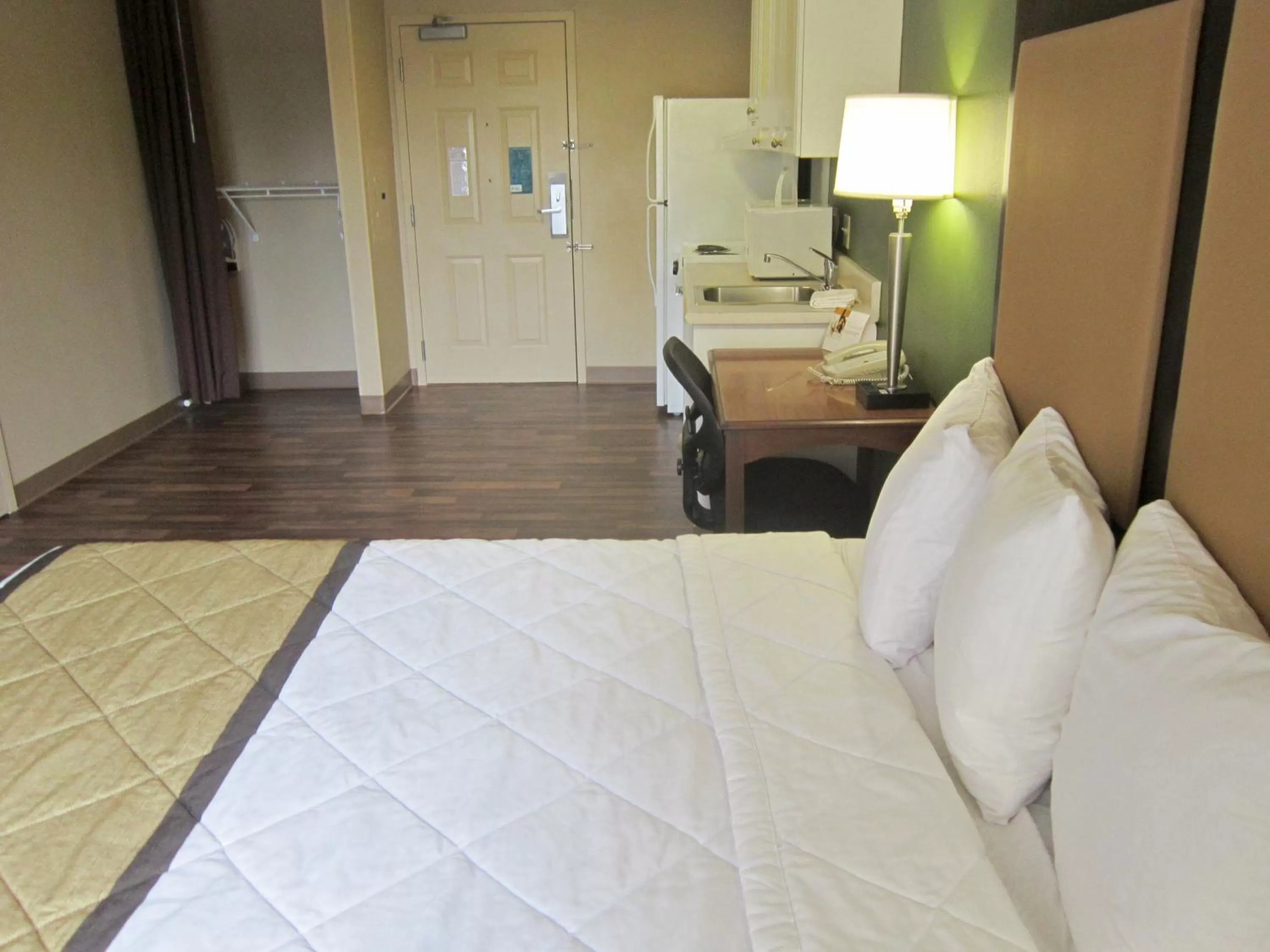 Kitchen or kitchenette, Bed in Extended Stay America Suites - Fayetteville - Fort Bragg