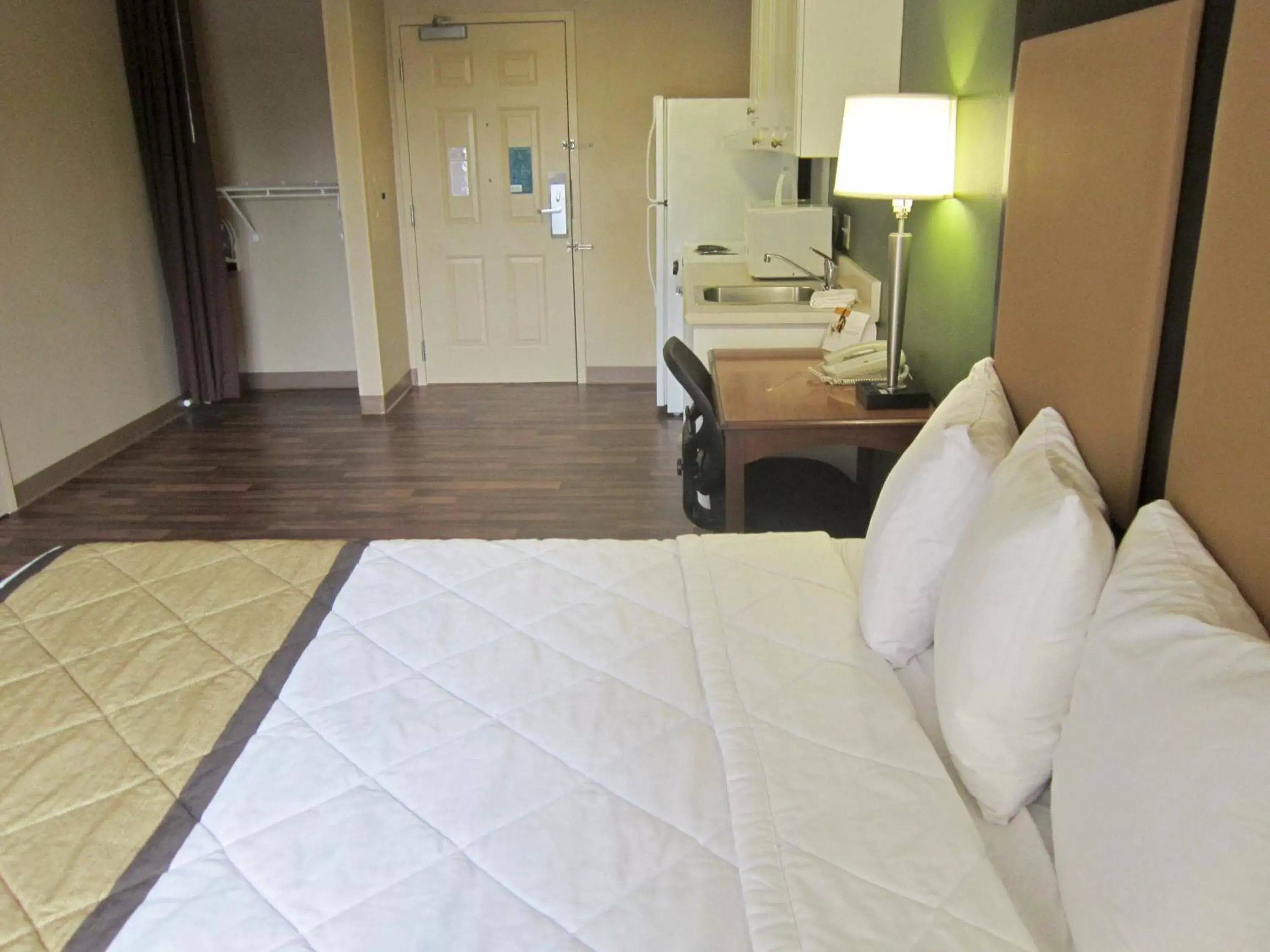 Kitchen or kitchenette, Bed in Extended Stay America Suites - Fayetteville - Cross Creek Mall