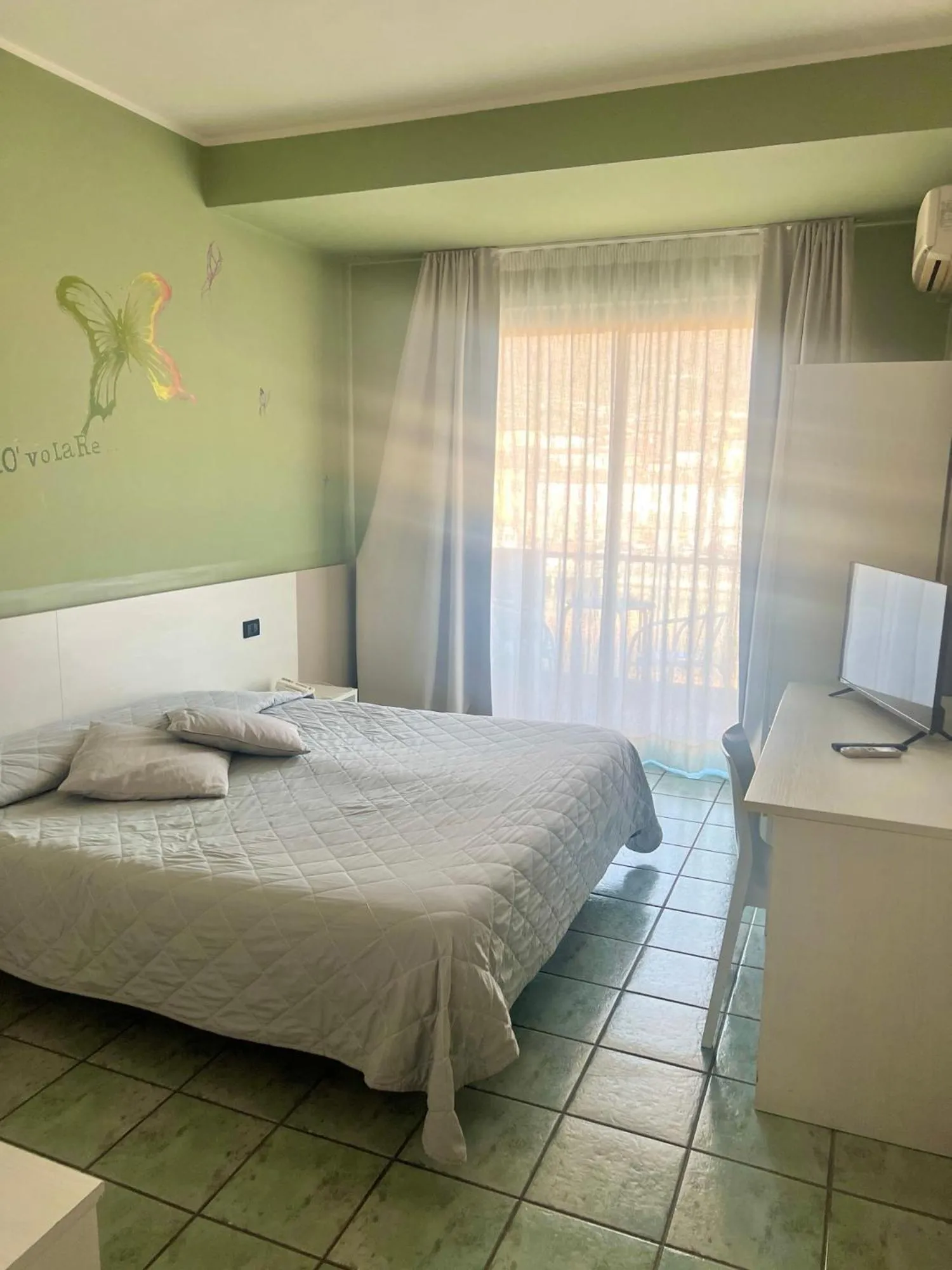 Bed in Hotel Stazione sul lago di Iseo