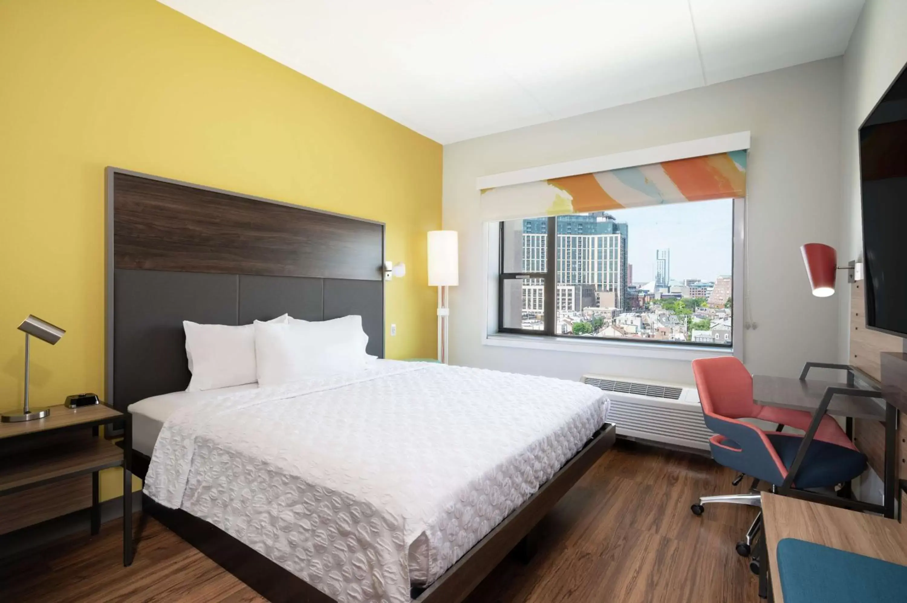 Bedroom, Bed in Tru By Hilton Baltimore Harbor East