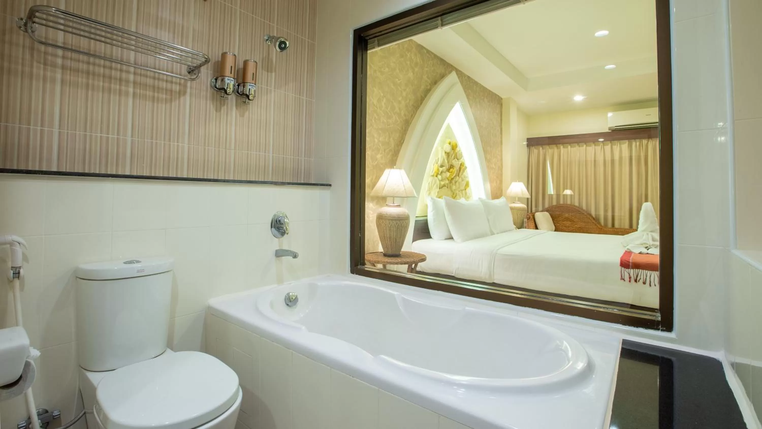 Bath, Bed in Phanomrungpuri Hotel Buriram