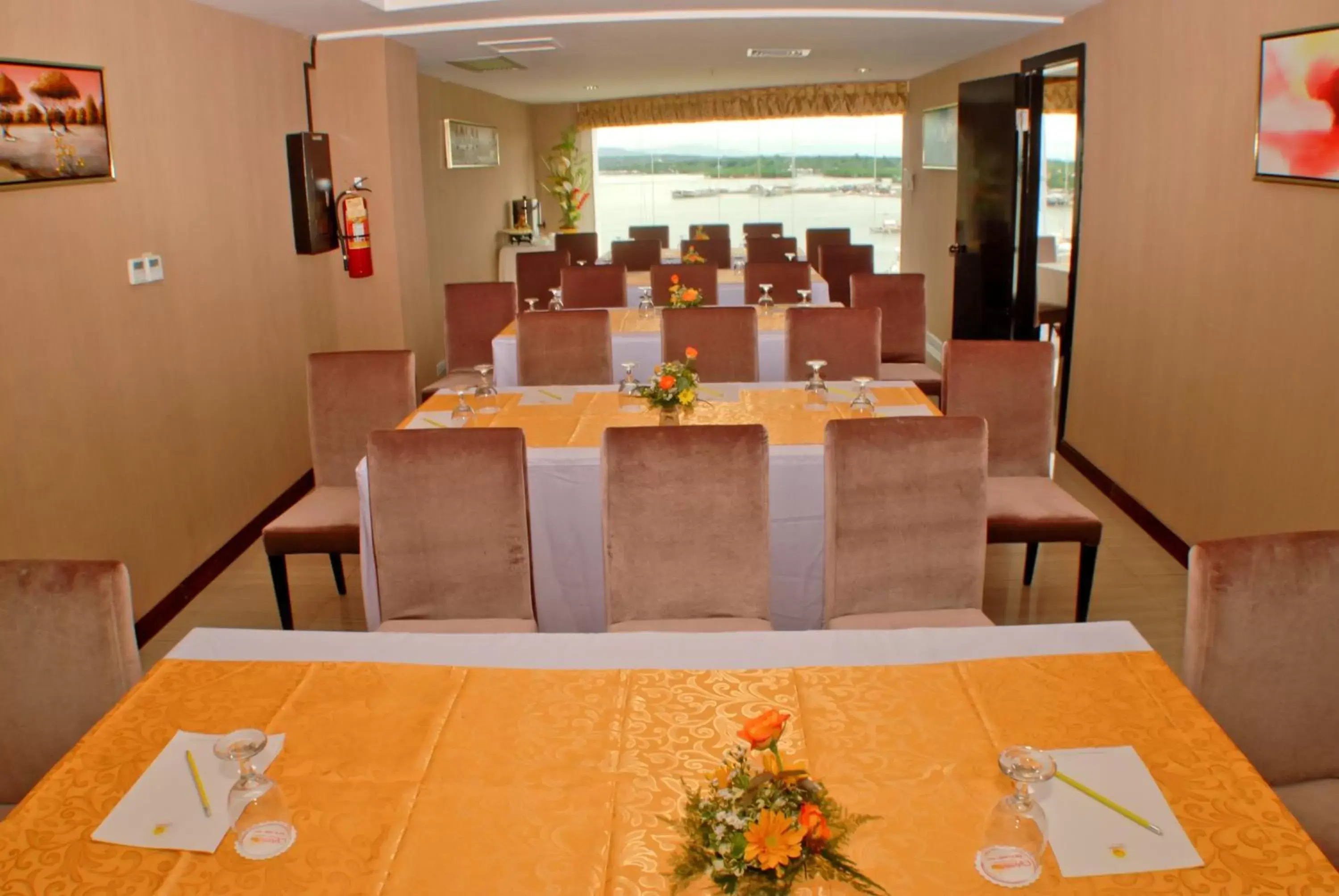 Business facilities, Restaurant/Places to Eat in Sunlight Guest Hotel