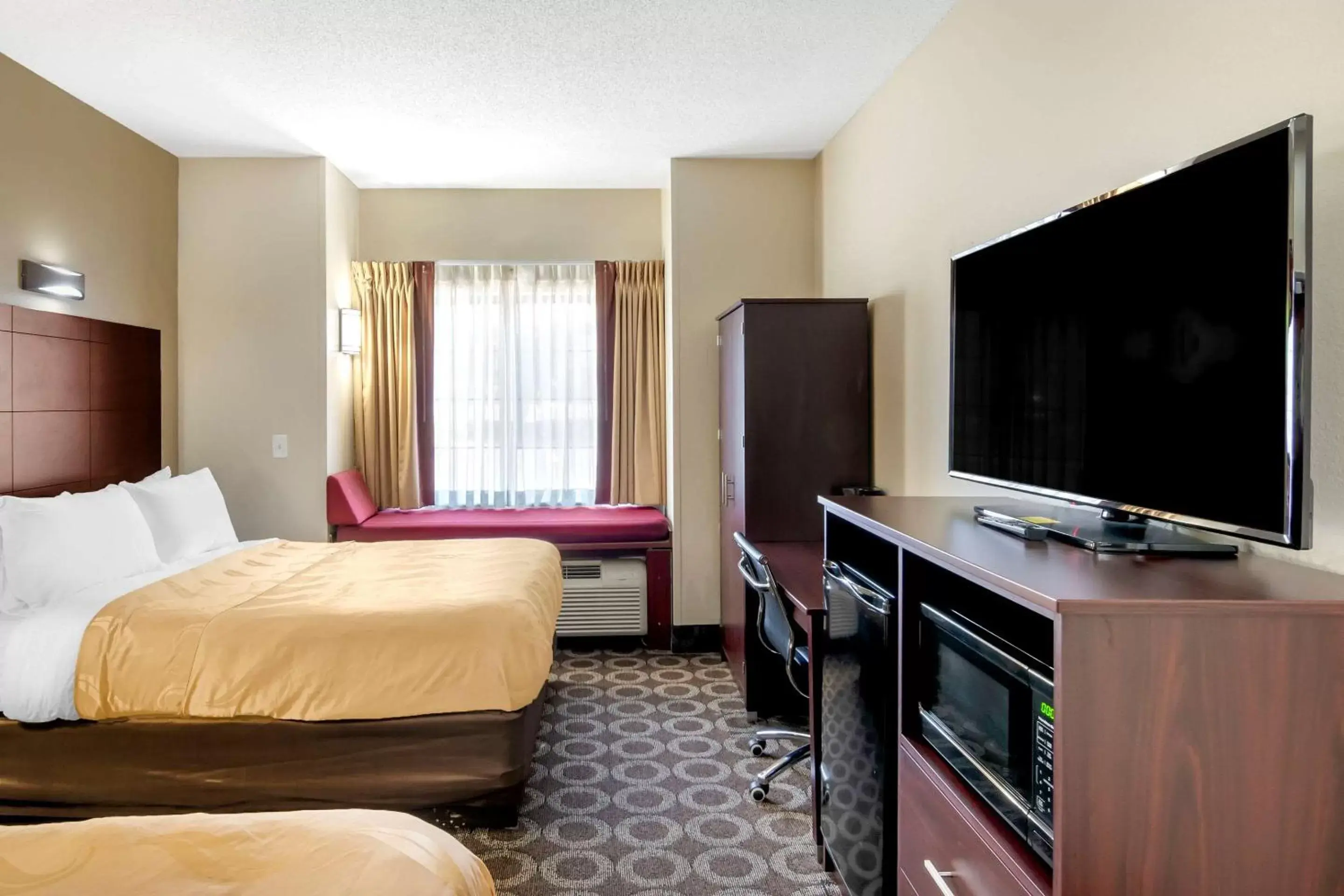 Photo of the whole room, TV/Entertainment Center in Quality Inn Overland Park Kansas City