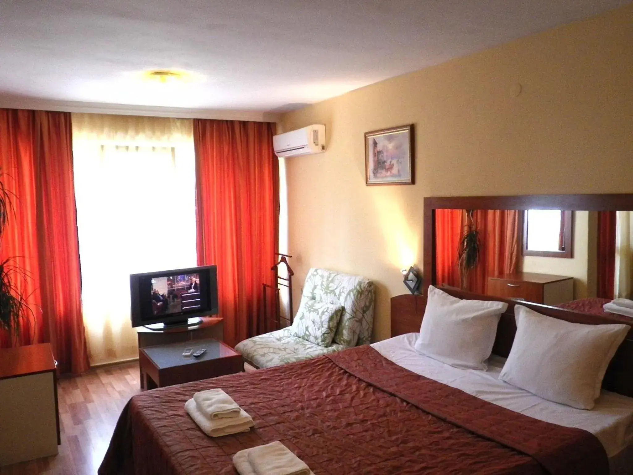 Photo of the whole room, Bed in Hotel Palitra