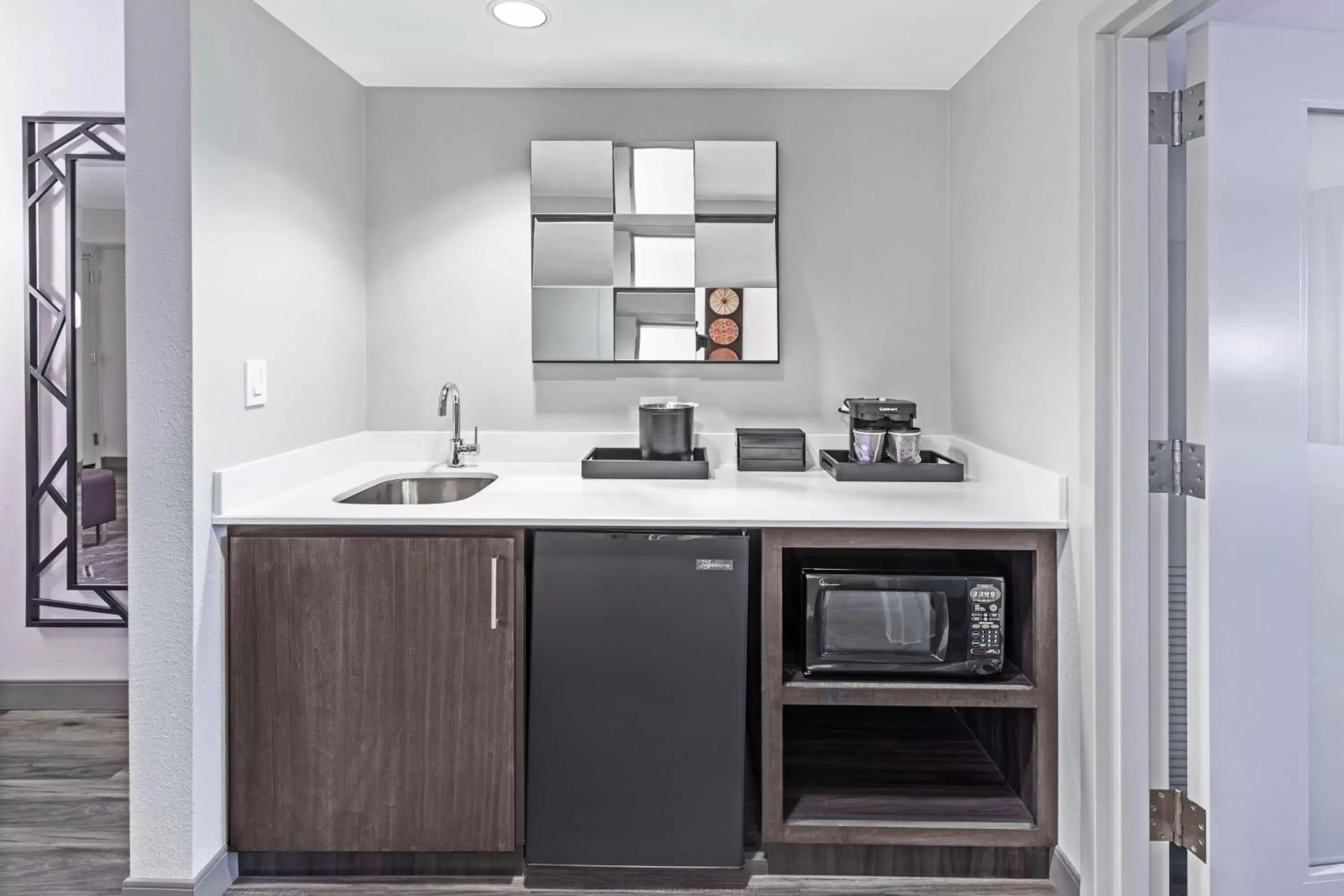 Kitchen or kitchenette, Kitchen/Kitchenette in Embassy Suites by Hilton Houston-Energy Corridor