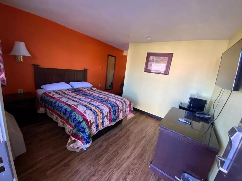 Bed in Indian Mound Motel