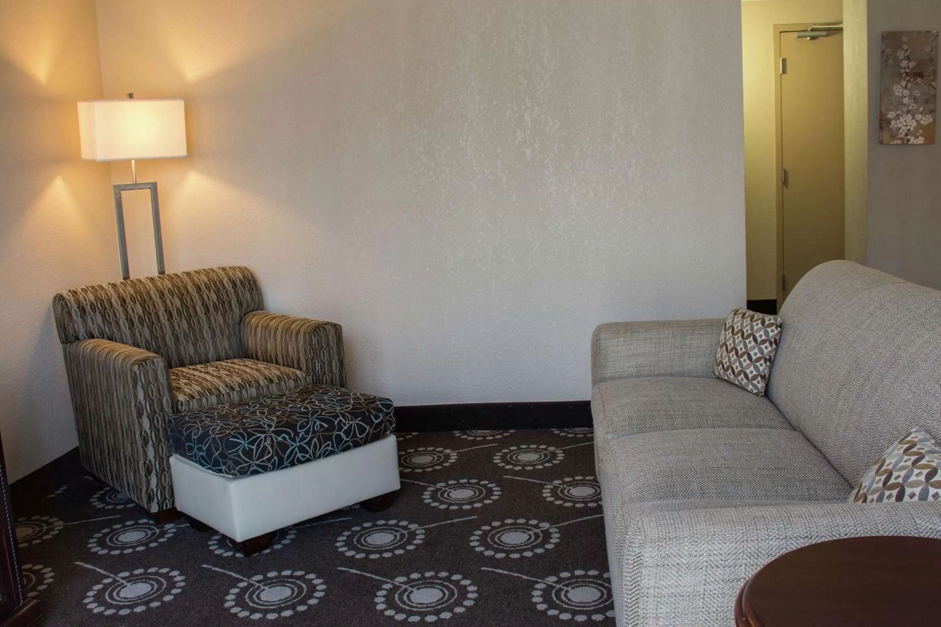 Living room in Midland Plaza Hotel