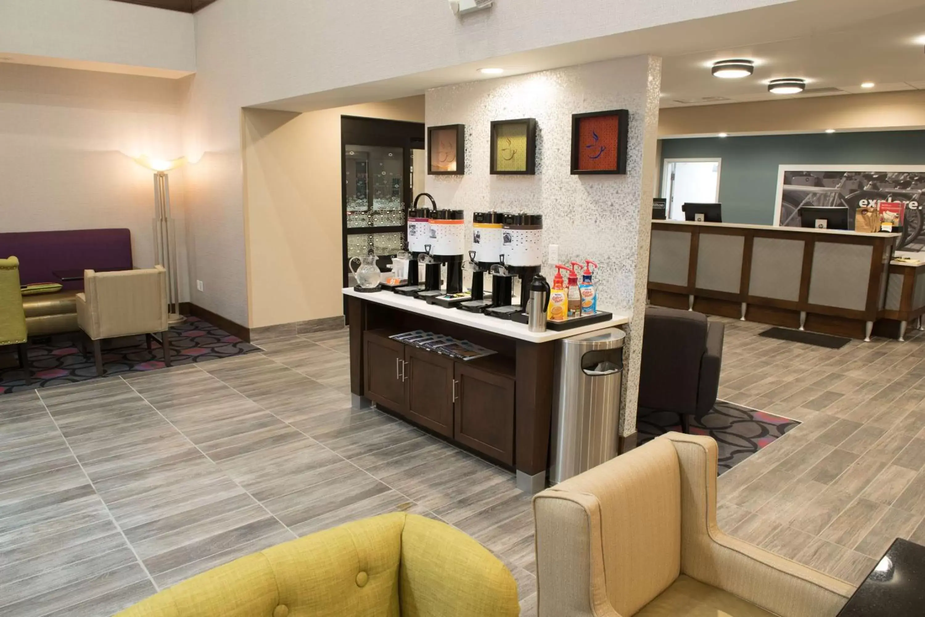 Lobby or reception, Kitchen/Kitchenette in Hampton Inn & Suites Bay City