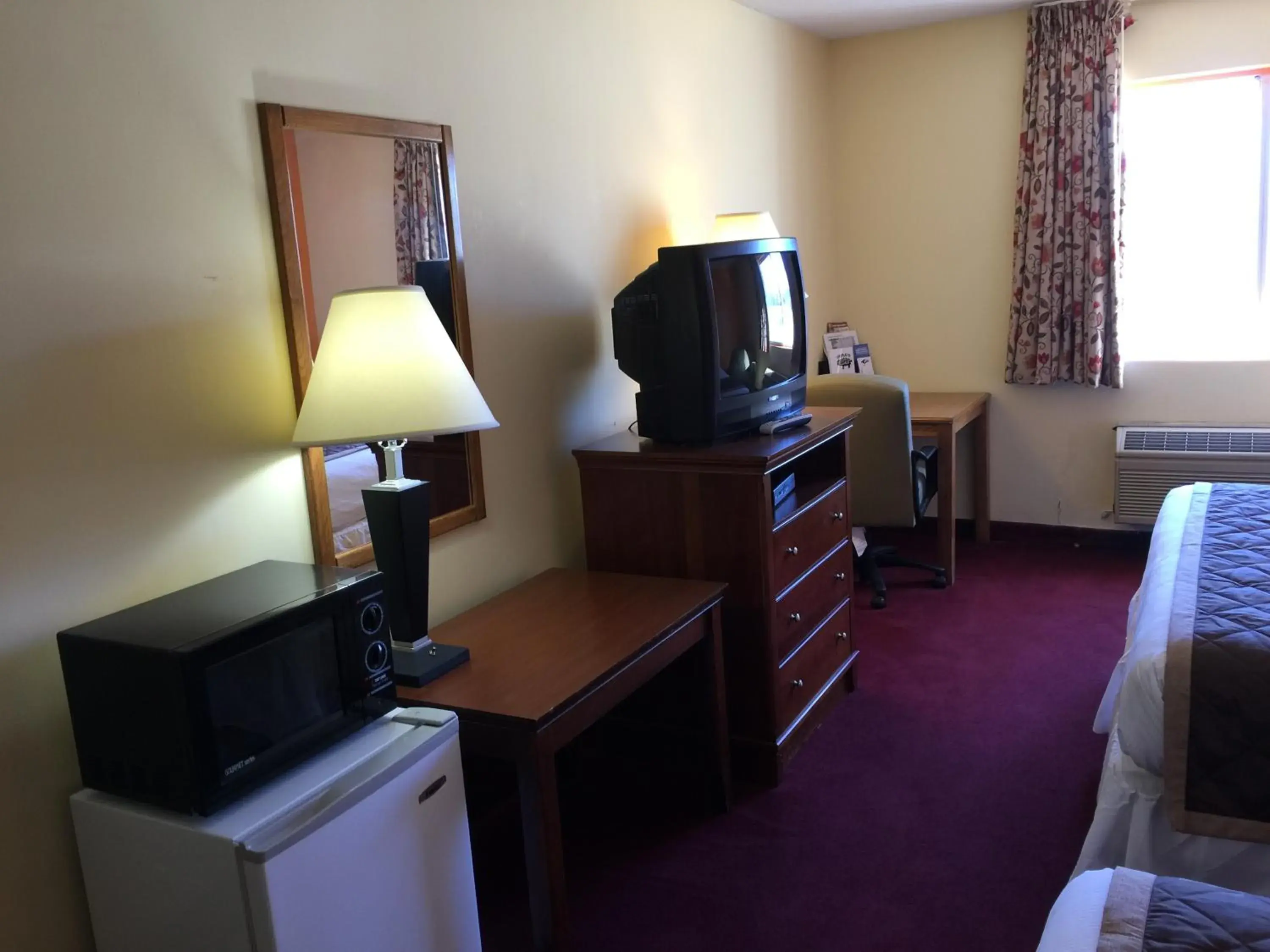 TV/Entertainment Center in Lake Tree Inn & Suites