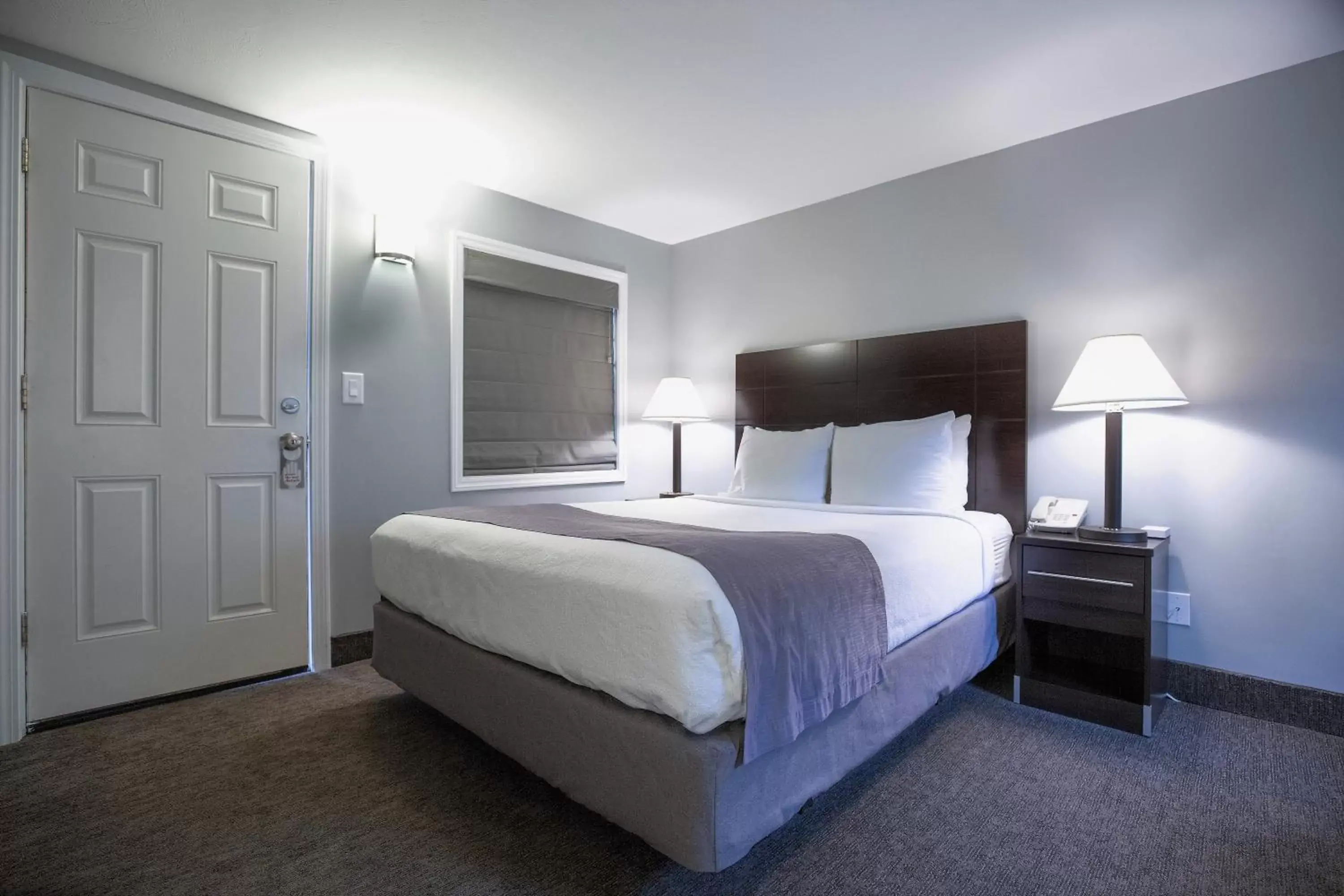 Deluxe Queen Room in Mt. Madison Inn & Suites Deluxe Queen Room in Mt. Madison Inn & Suites