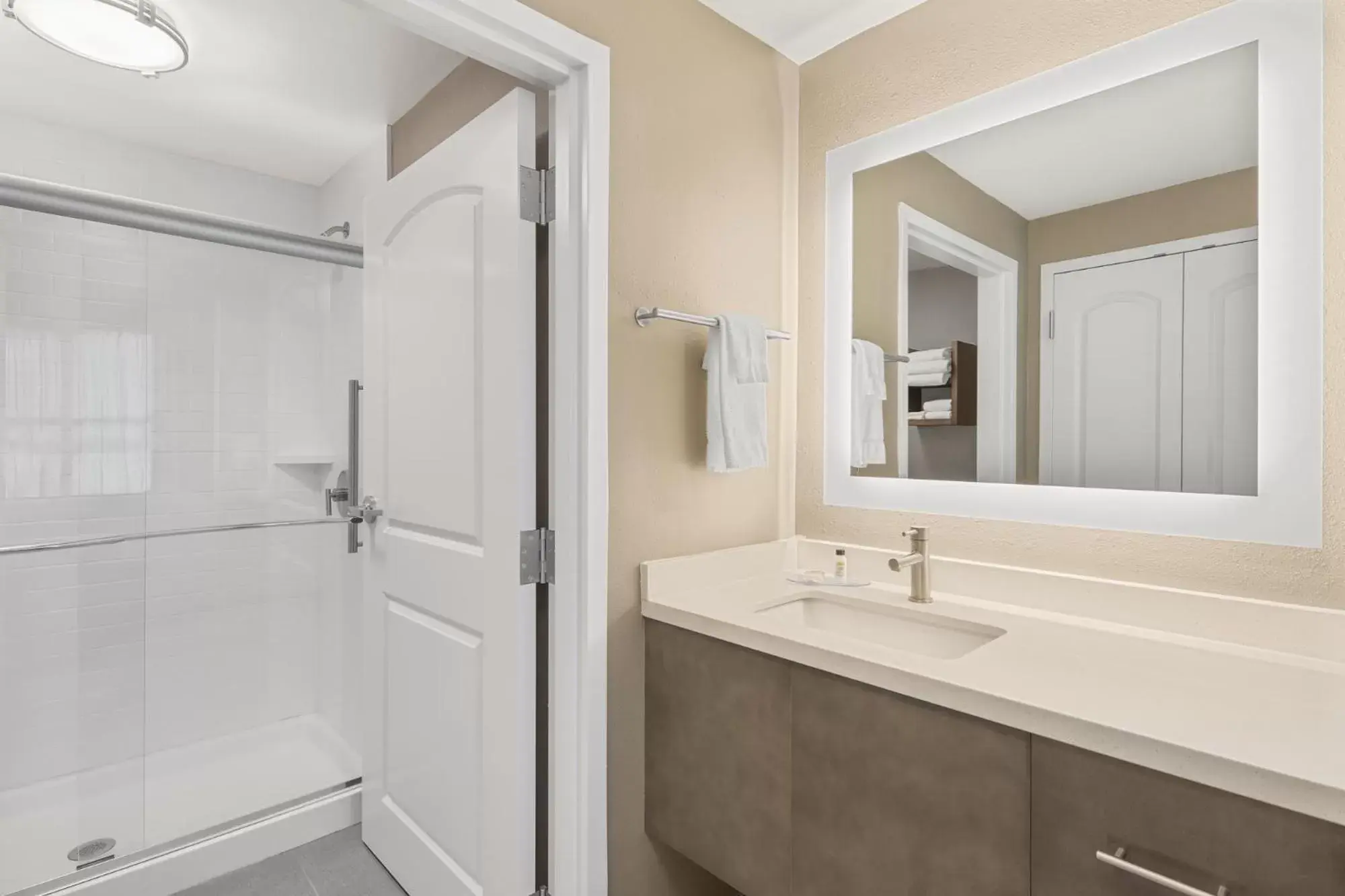 Shower, Bathroom in Staybridge Suites - Florence Center, an IHG Hotel