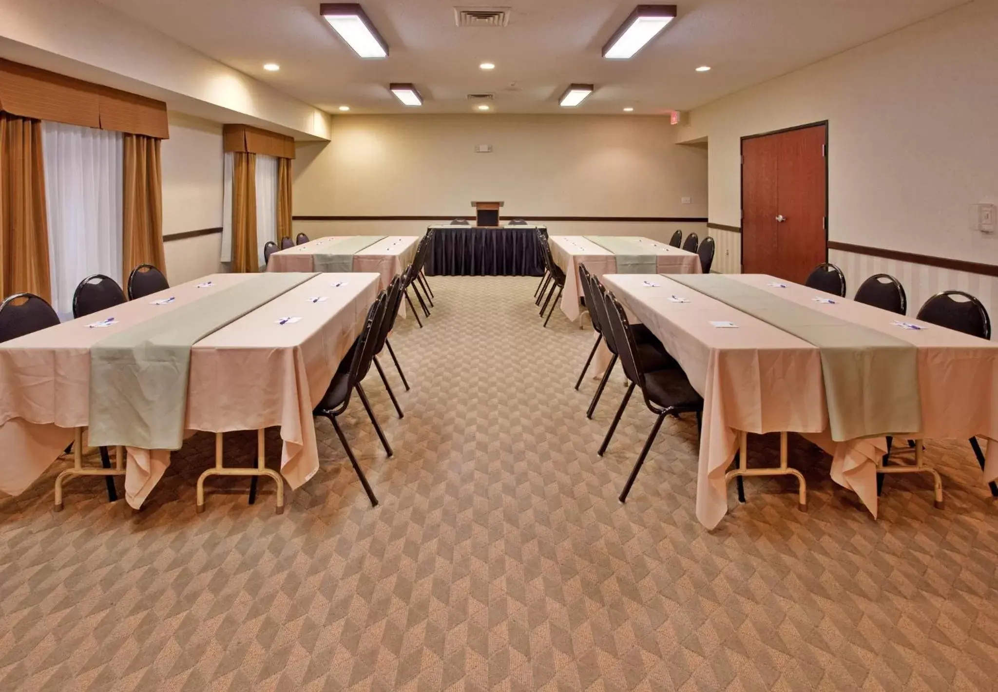 Meeting/conference room in Holiday Inn Express & Suites Lansing-Leavenworth, an IHG Hotel