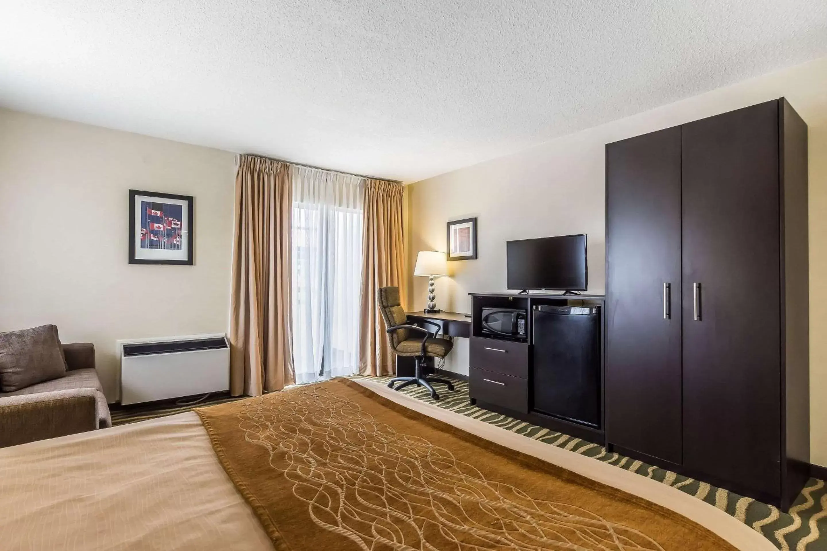 Photo of the whole room, TV/Entertainment Center in Comfort Inn Barrie