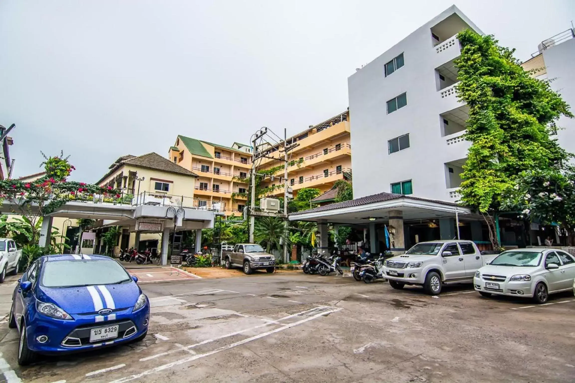 Facade/entrance, Property Building in Sutus Court 2