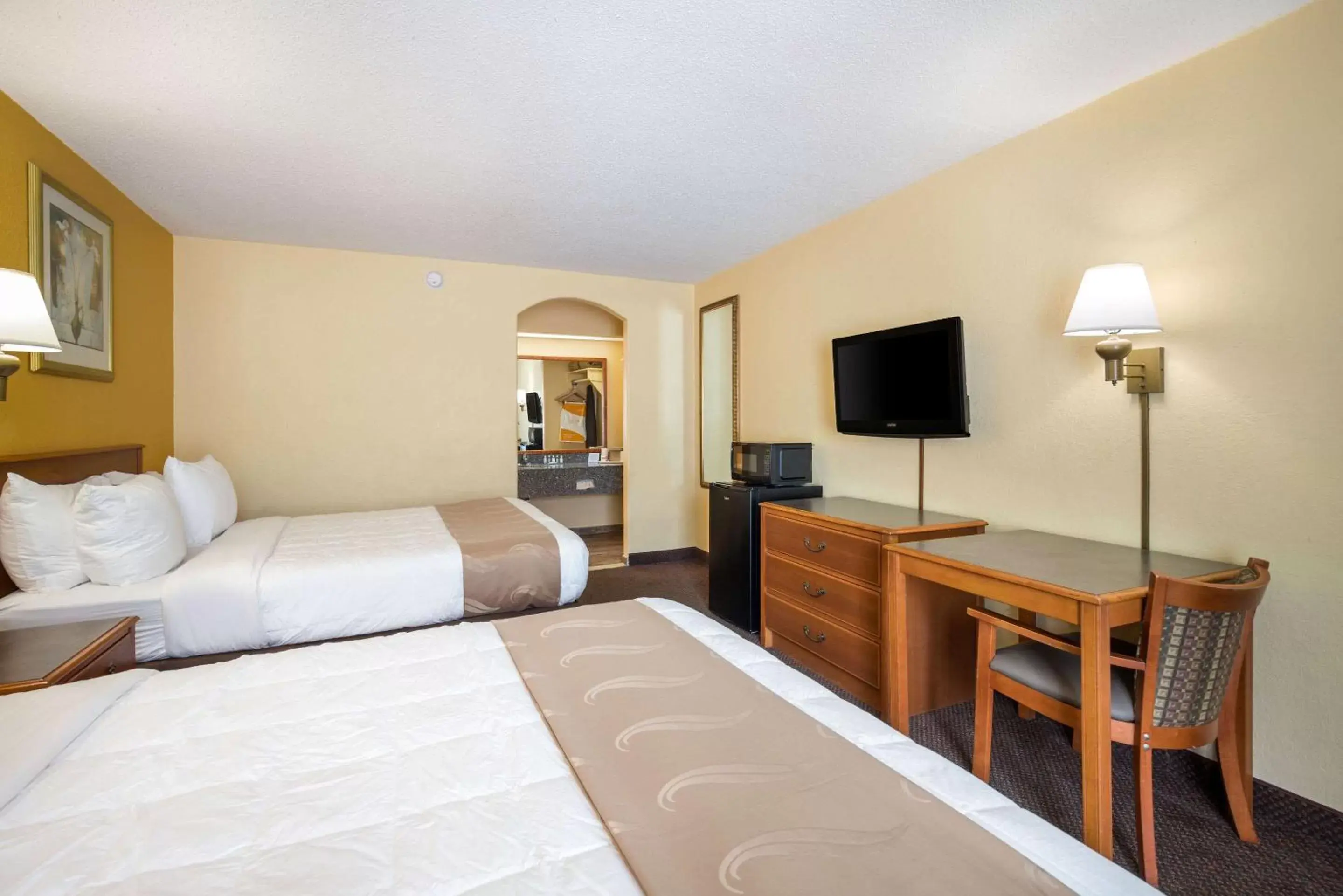 Photo of the whole room, Bed in Quality Inn White Springs Suwanee