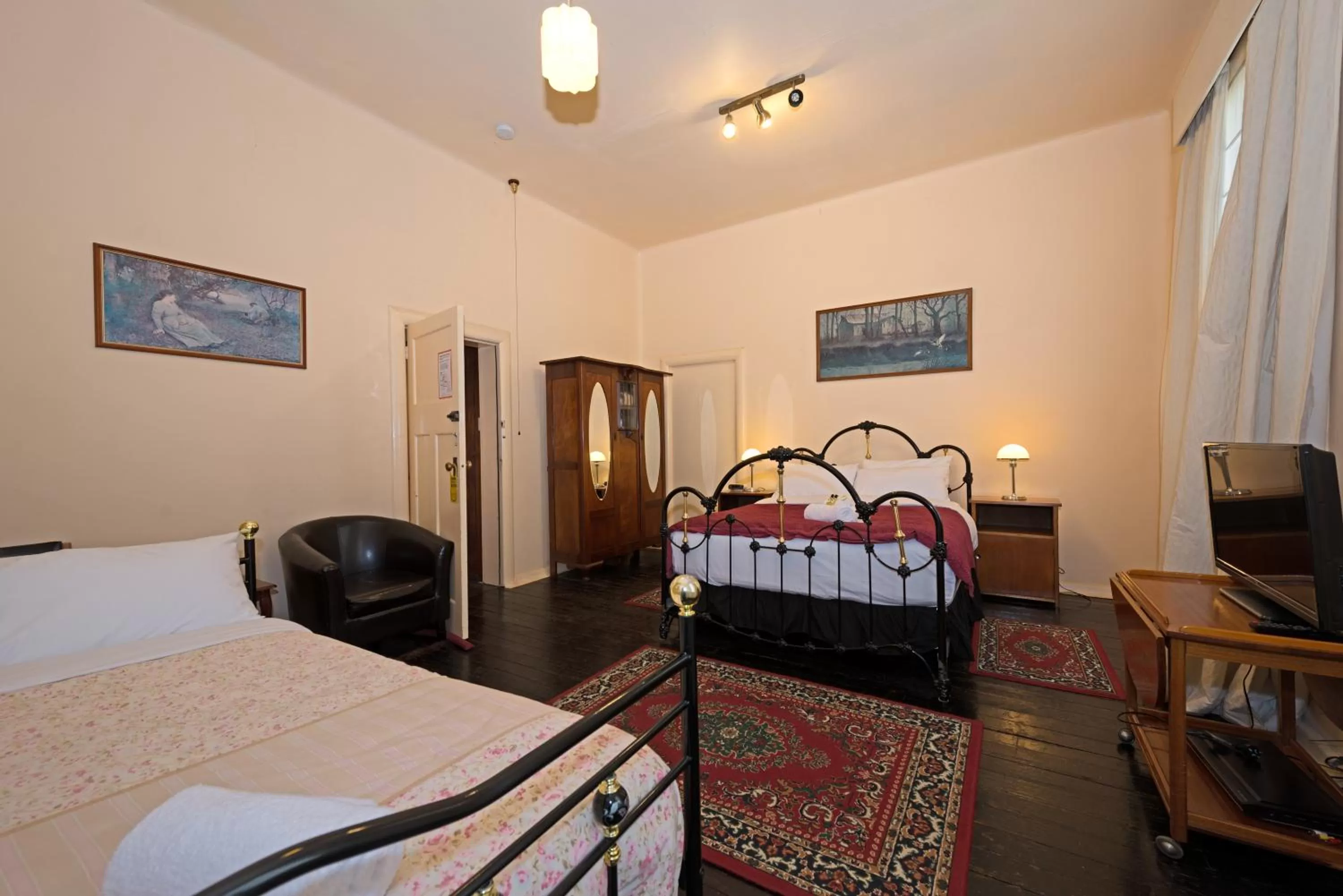 Bed in Edinburgh Gallery Bed & Breakfast