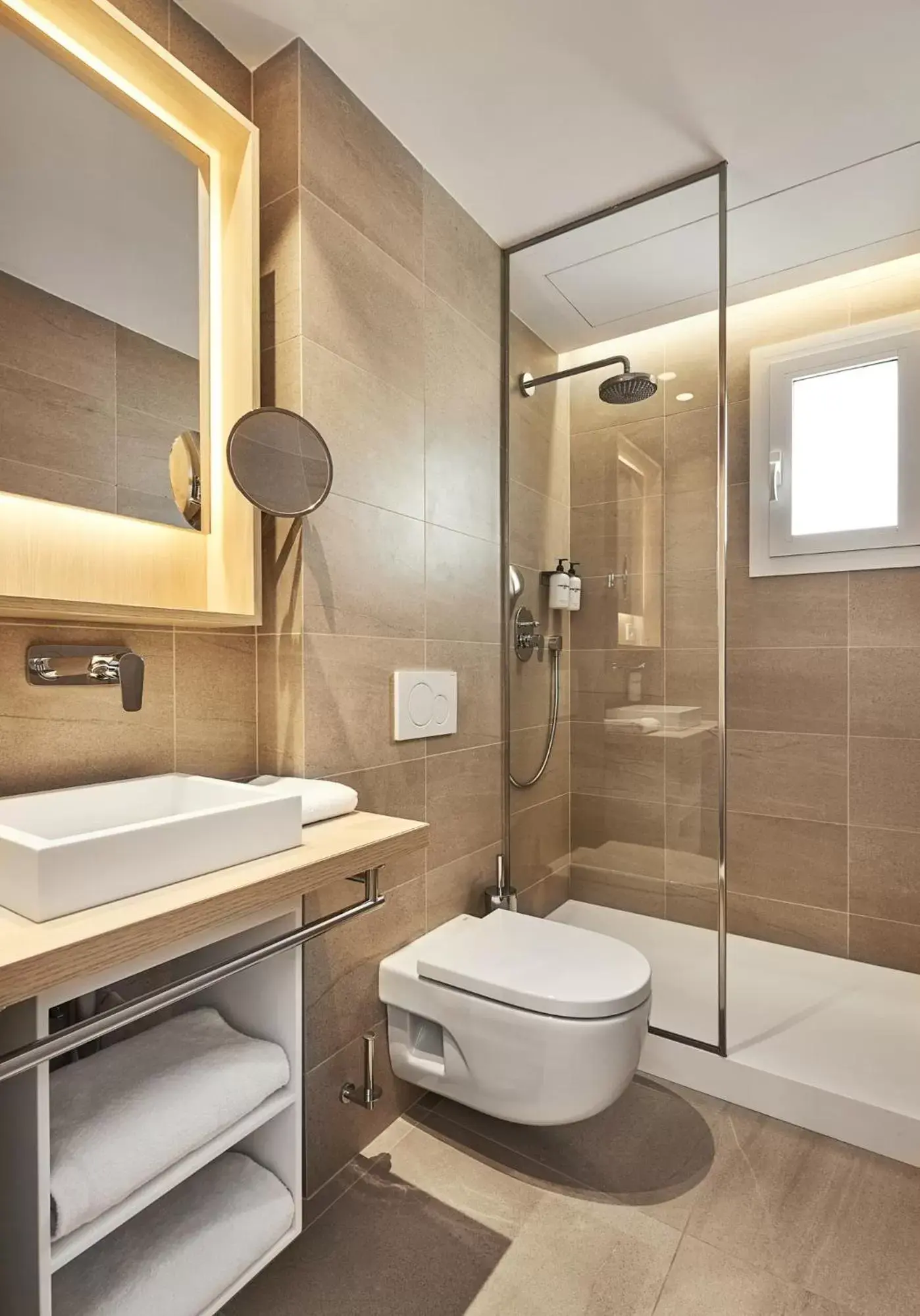 Shower, Bathroom in Hotel restaurant Ceferino