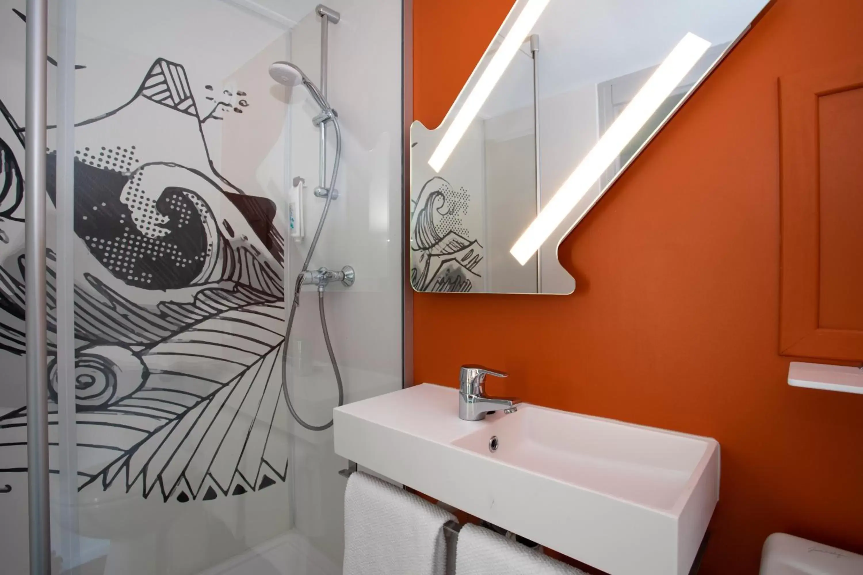 Bathroom in ibis budget Lorient Caudan