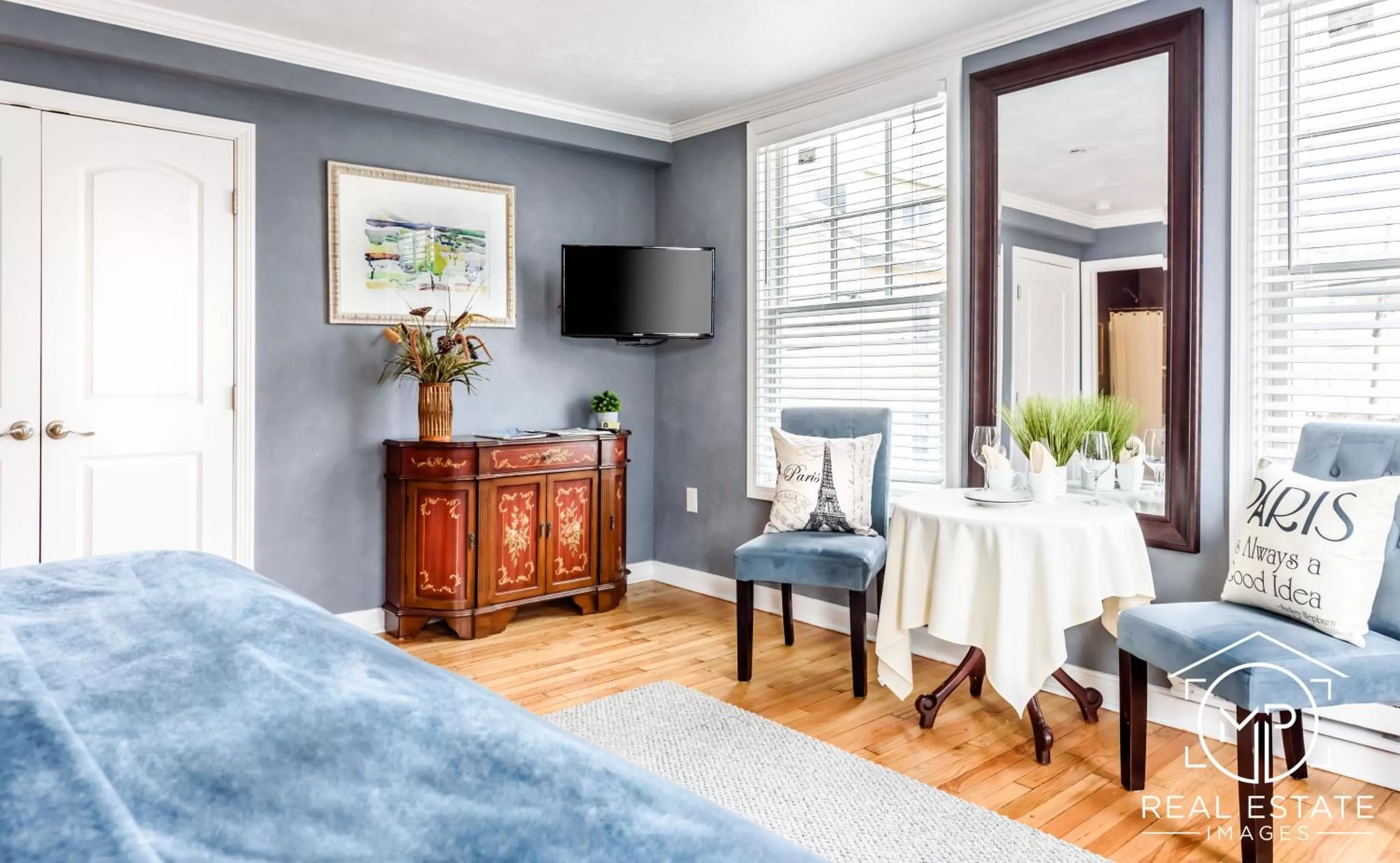 Seating area, TV/Entertainment Center in Bouchard Restaurant & Inn