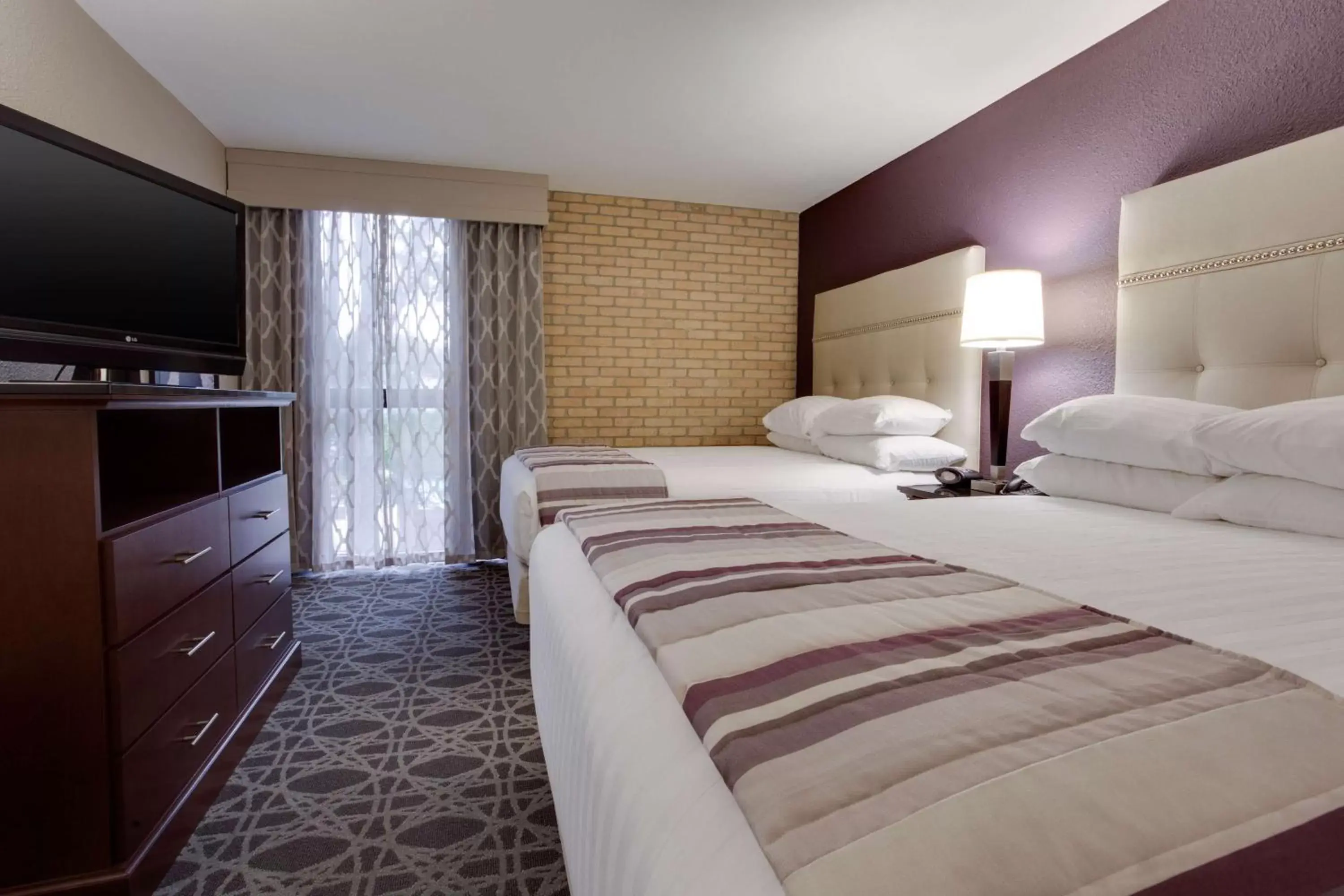 Photo of the whole room, Bed in Drury Plaza Hotel San Antonio Airport