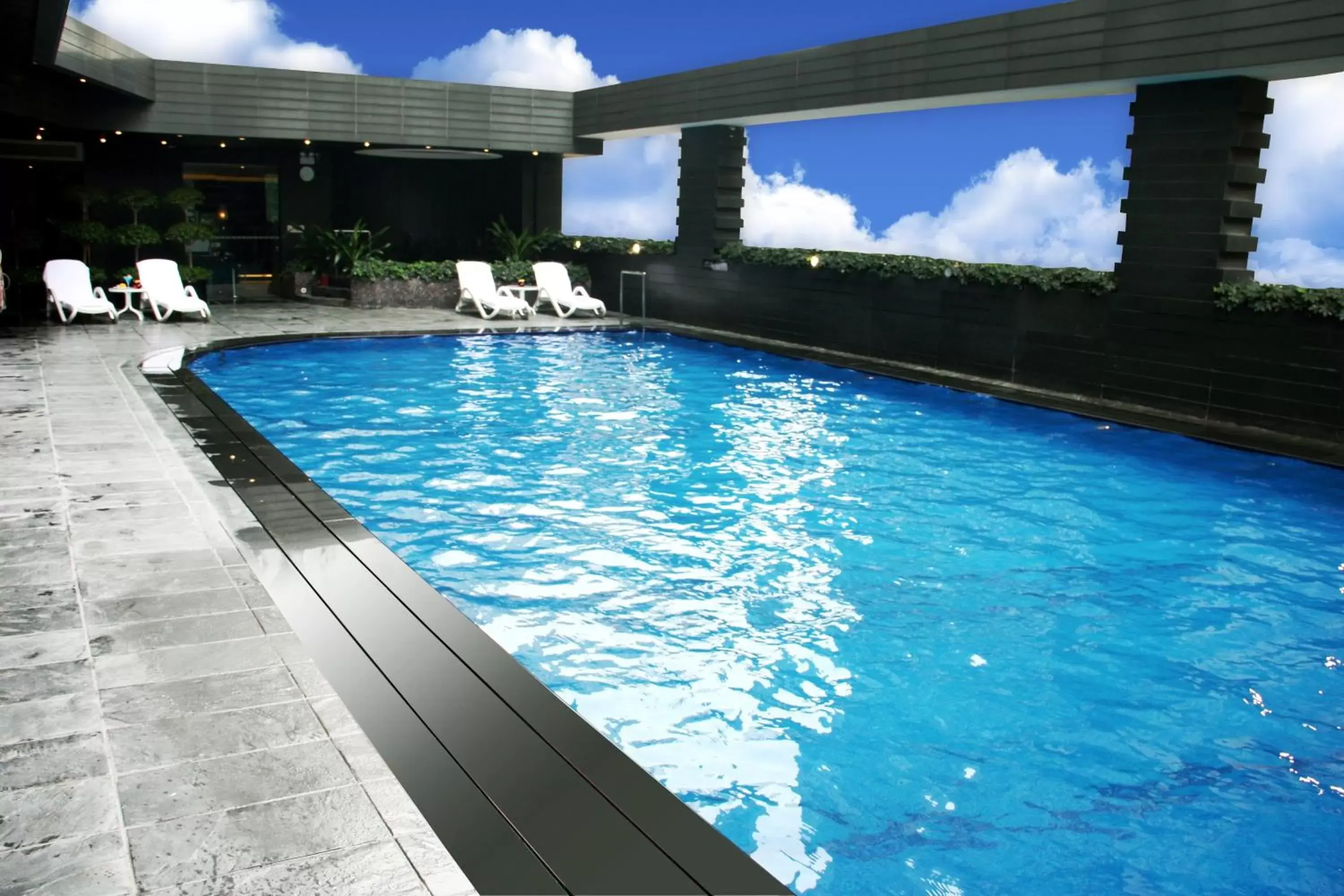 Swimming Pool in Jianguo Hotel Guangzhou
