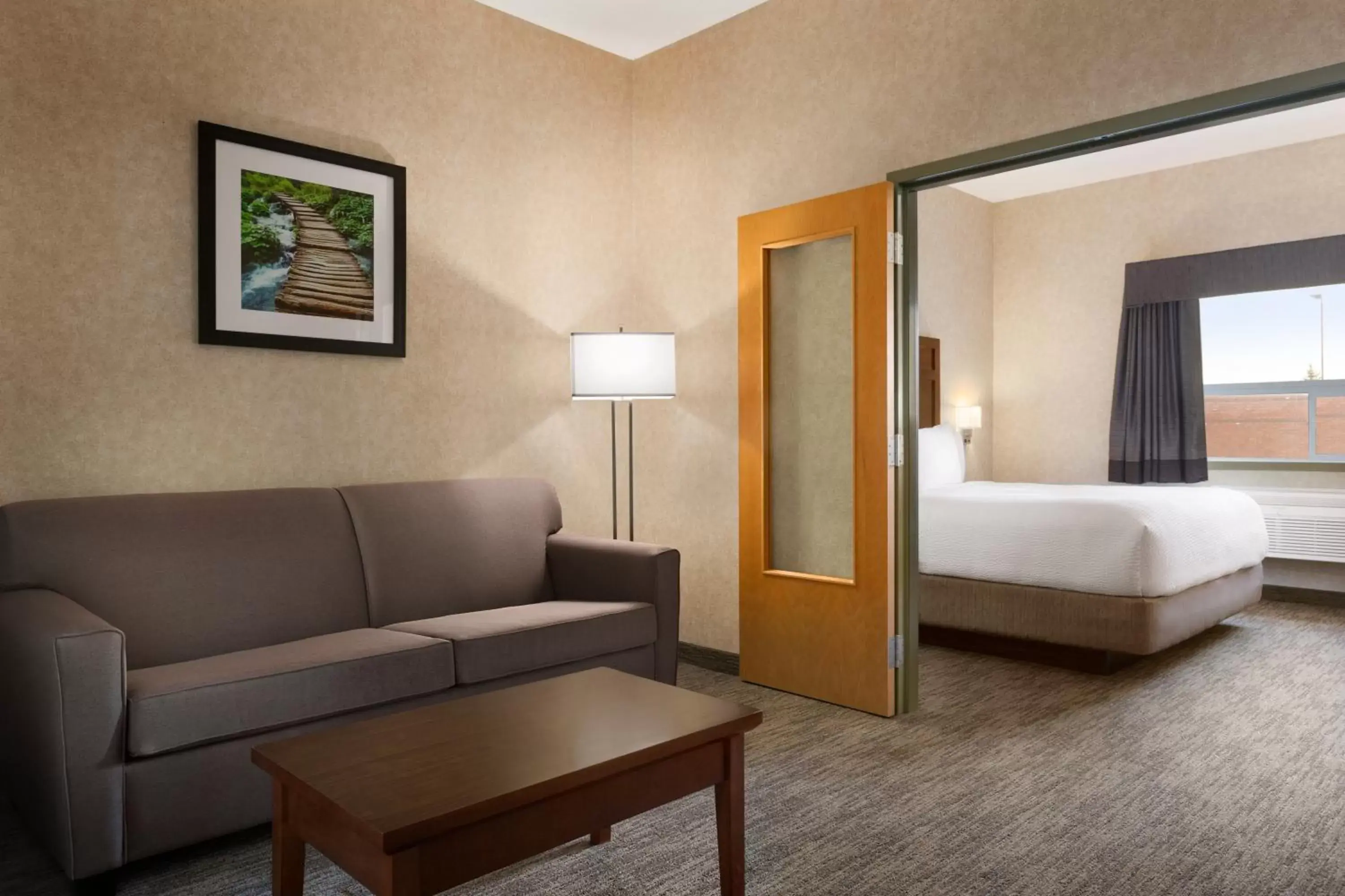 Bed, Seating Area in Days Inn & Suites by Wyndham Brooks