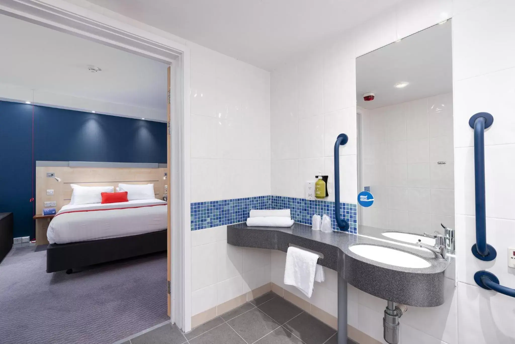 Photo of the whole room, Bathroom in Holiday Inn Express Burnley M65 Jct 10, an IHG Hotel