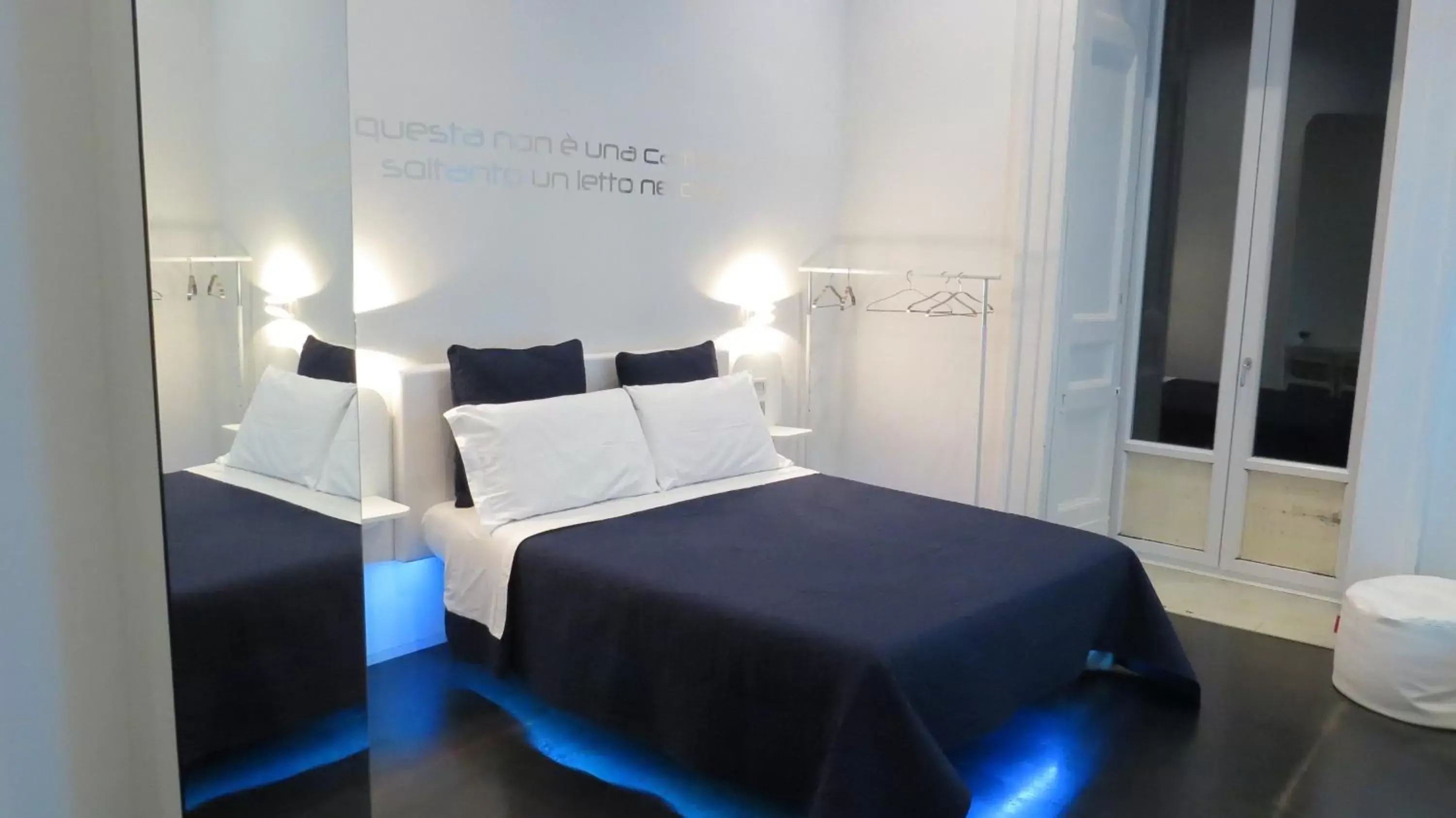 Photo of the whole room, Bed in Skyhouse Chiatamone