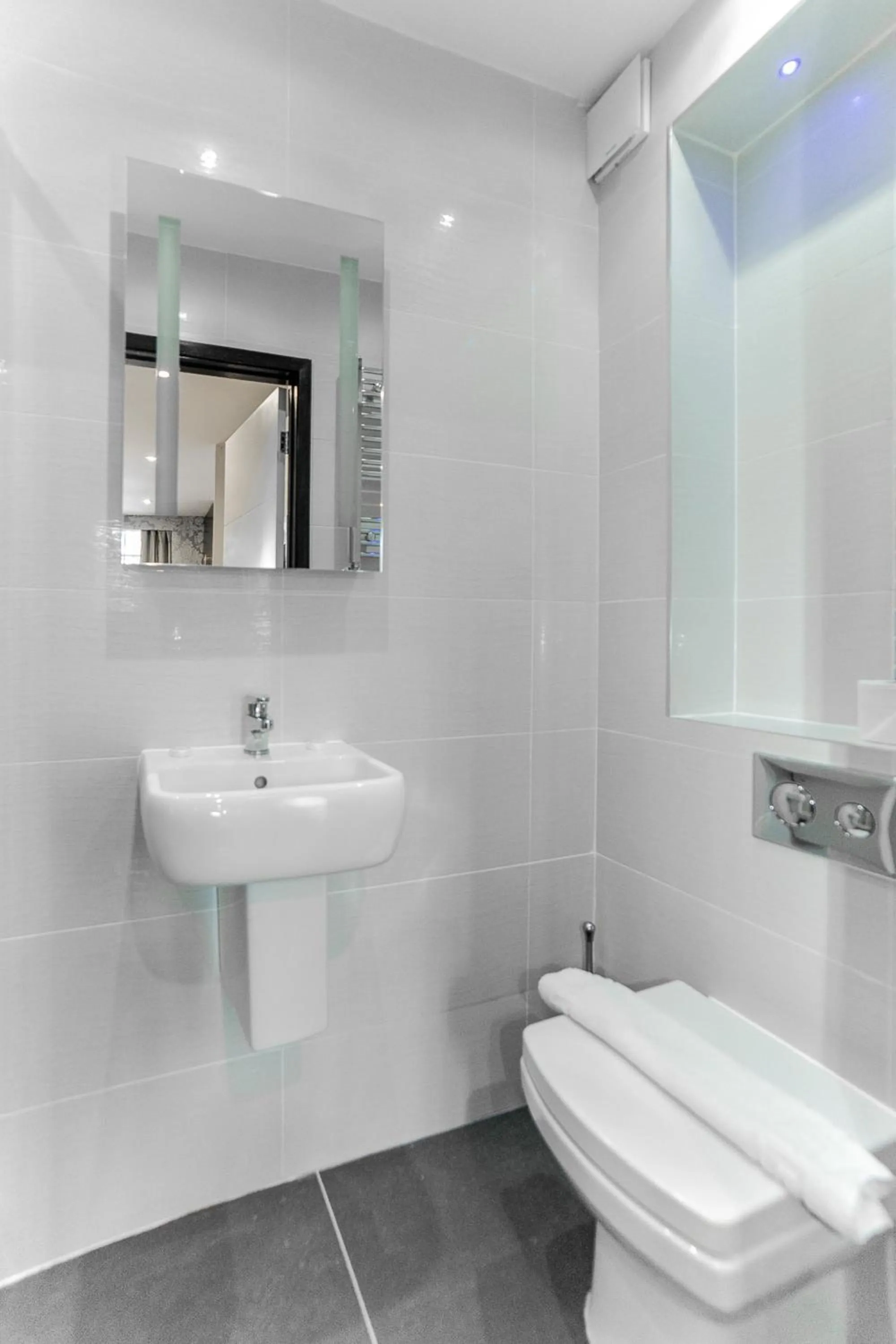 Shower in Imperial Court Suites