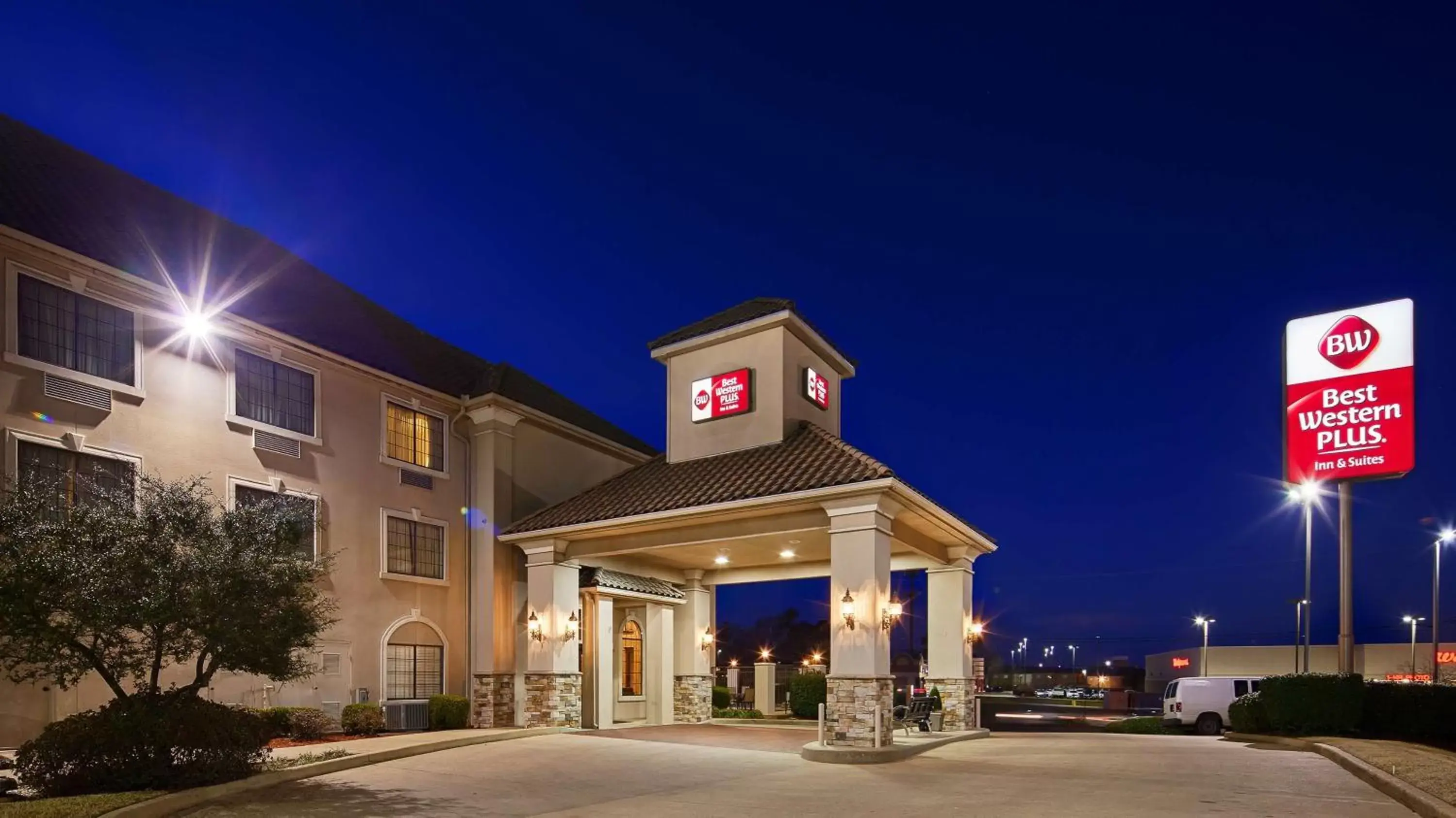 Property building in Best Western Plus Southpark Inn & Suites