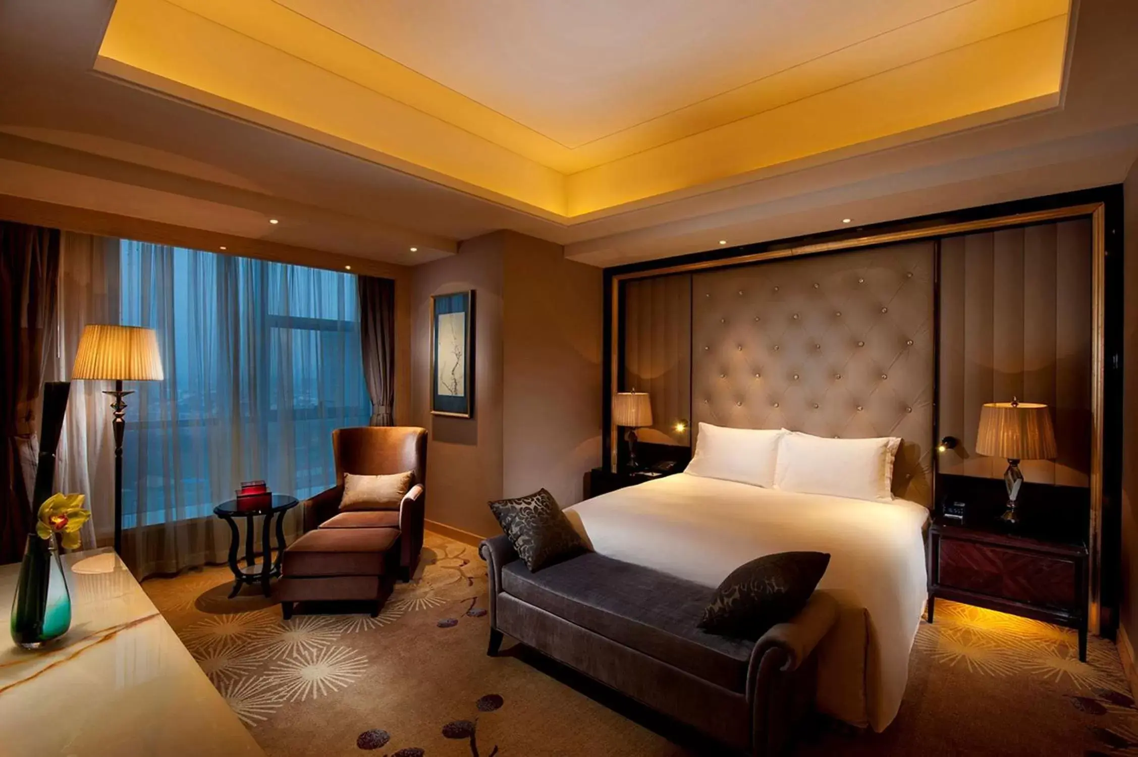 Bed, Seating Area in Hilton Nanjing