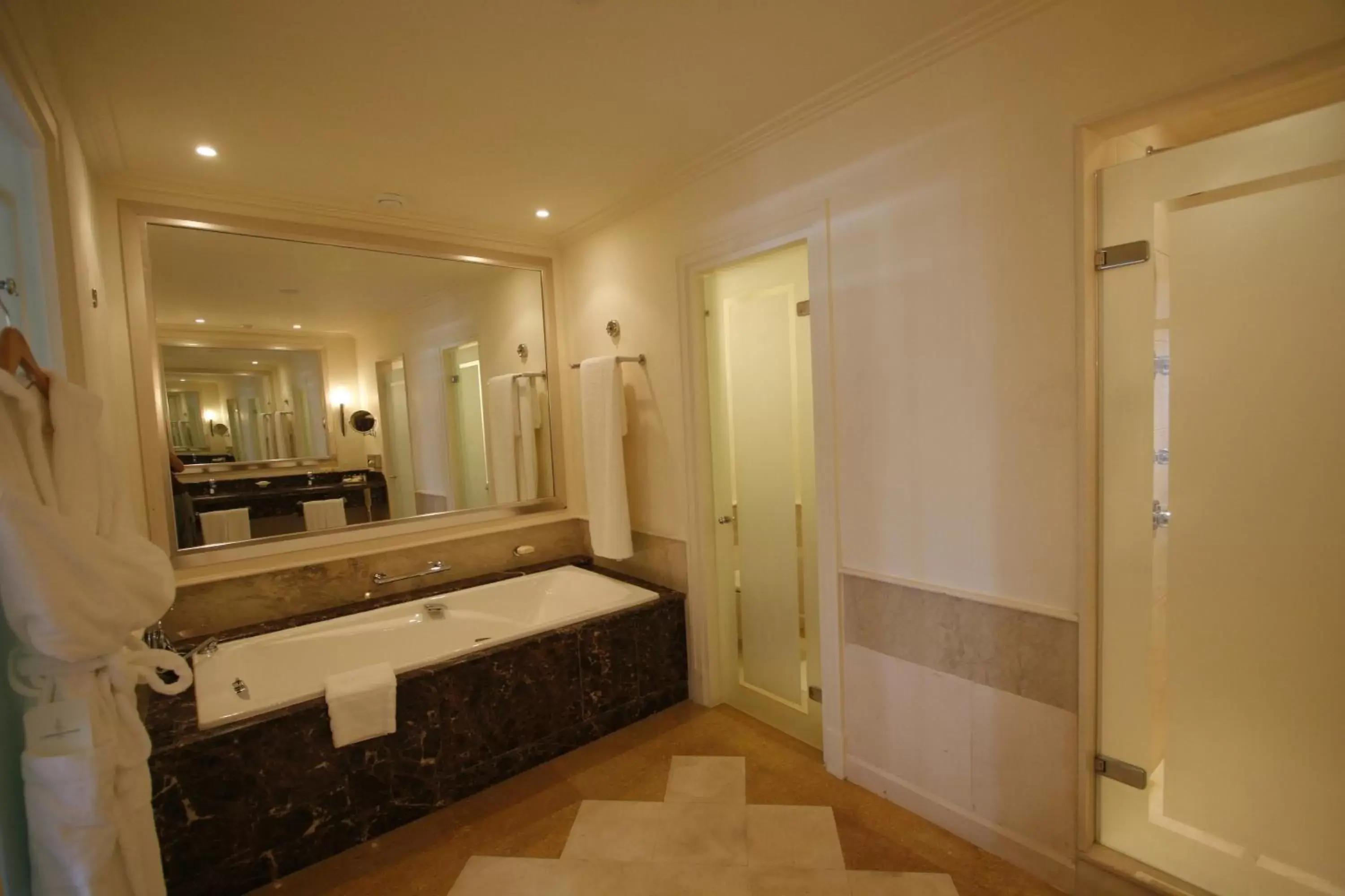 Bathroom in L' Amphitrite Palace Resort & Spa